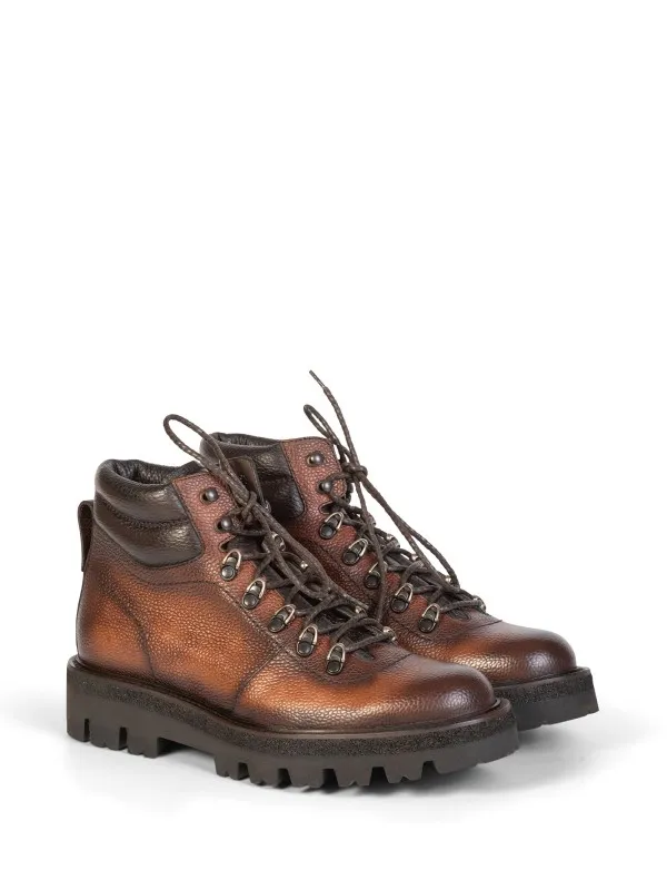 Ankle boot with laces and rubber sole