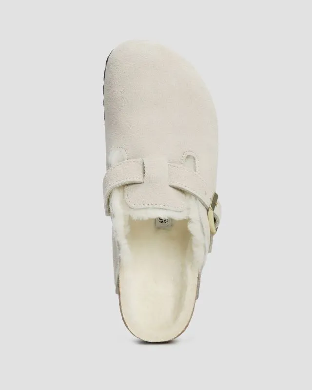 Białe klapki z futerkiem damskie Birkenstock Boston Shearling Narrow 1026192-weis