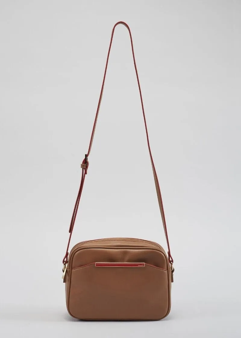 Borsa crossbody con placca smaltata
