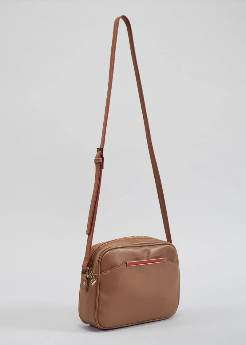 Borsa crossbody con placca smaltata