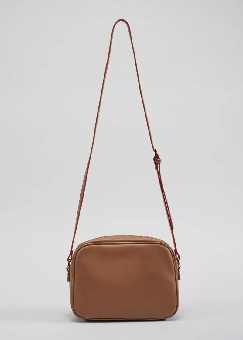 Borsa crossbody con placca smaltata