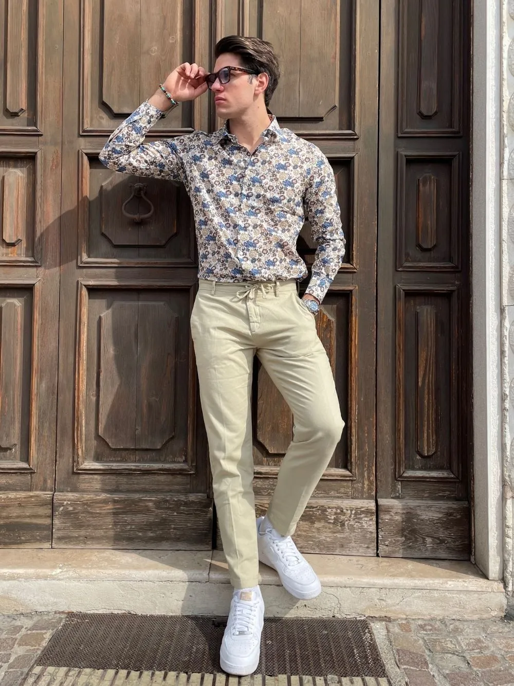Camicia fiori con colletto slim