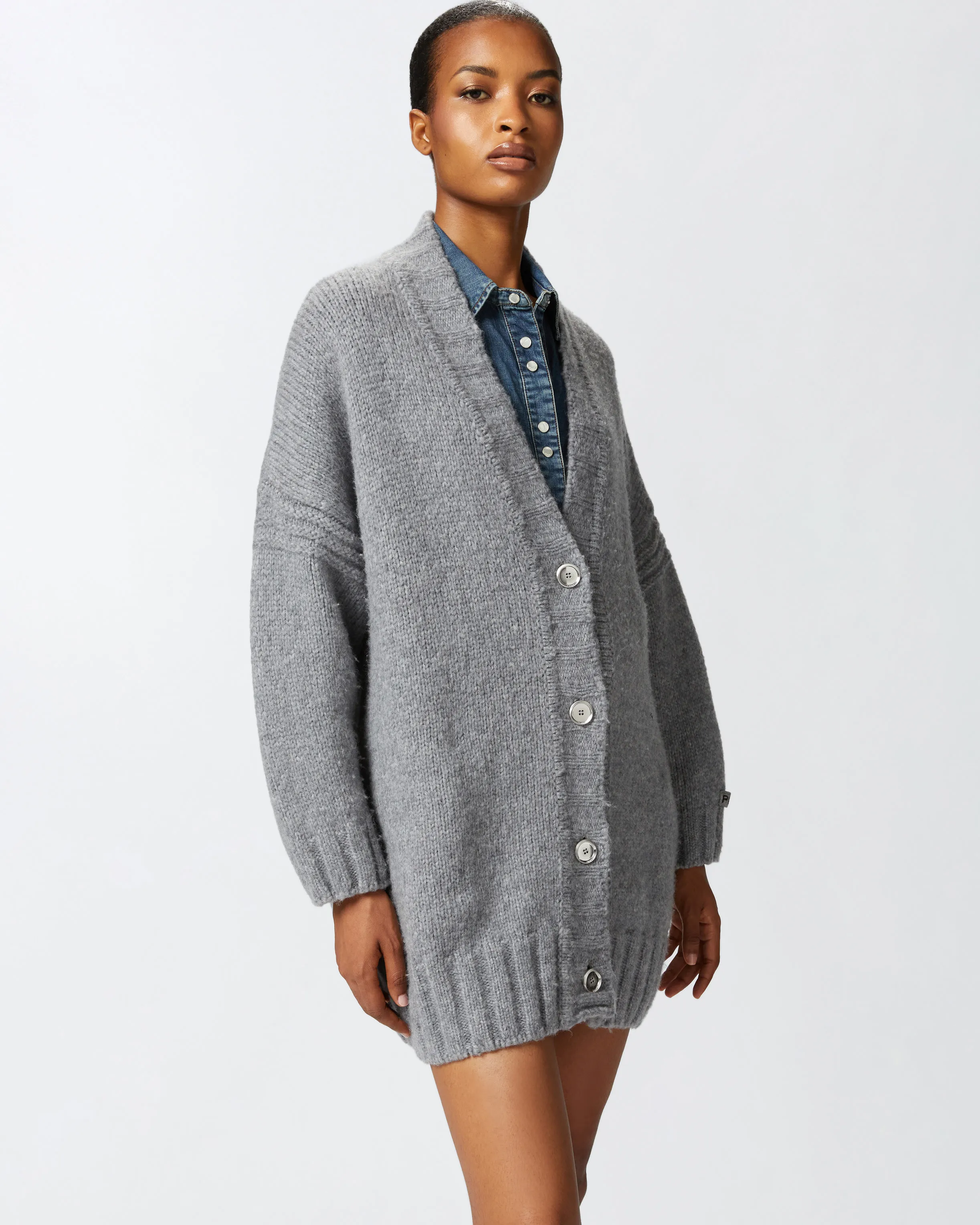  Cardigan oversize scollo a V e bottoni     