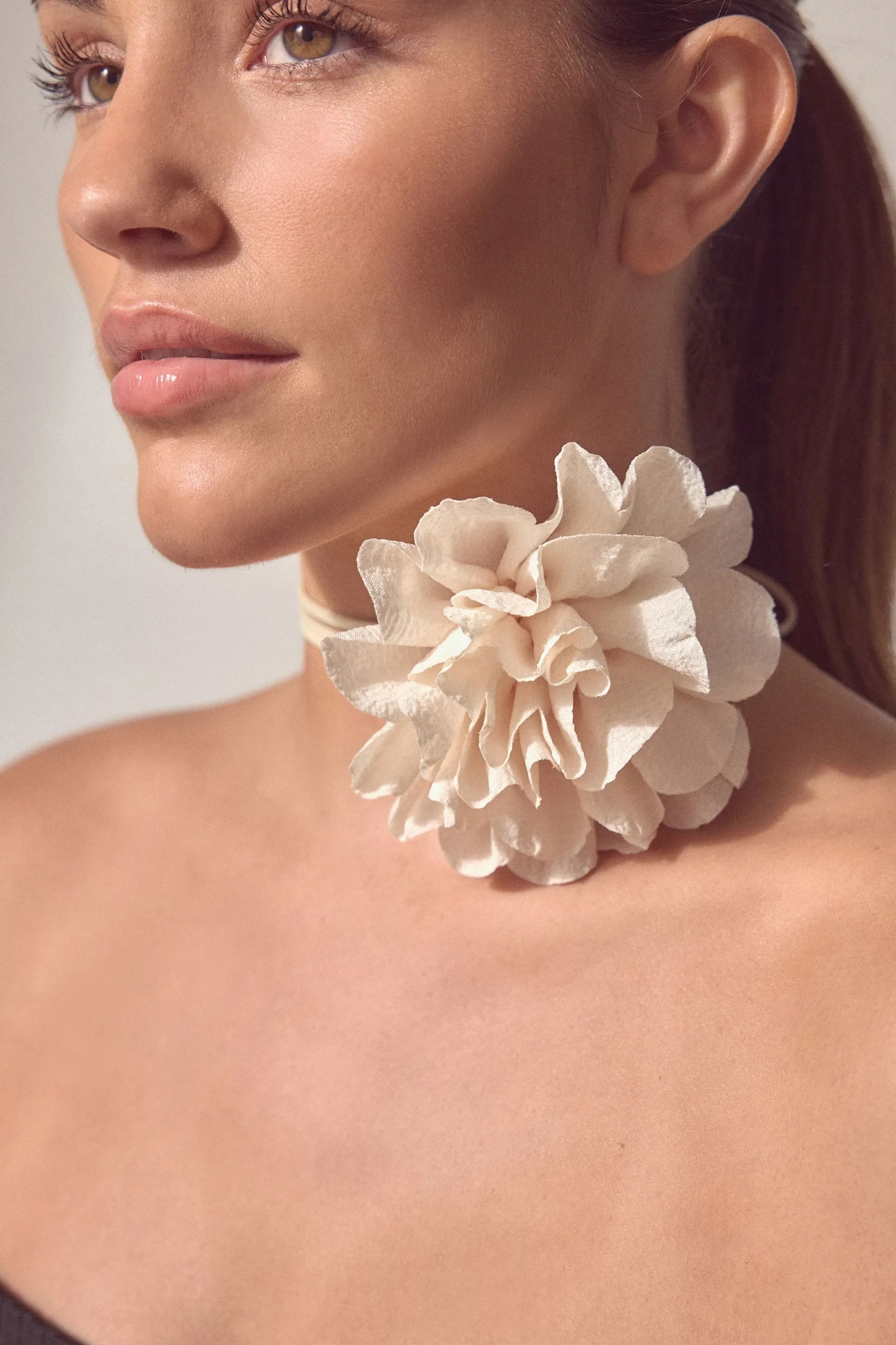 Collana floreale a collarino con fiori