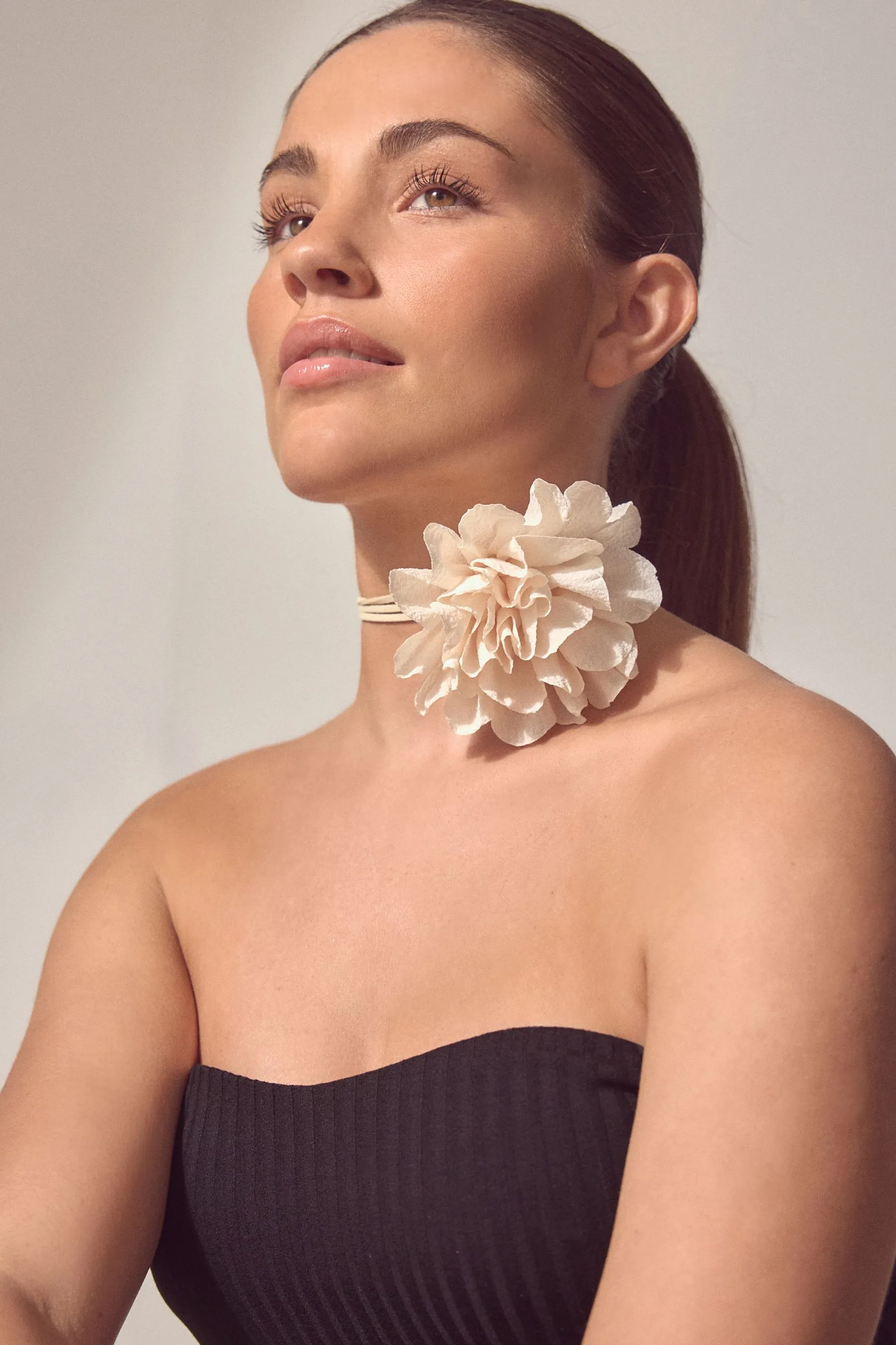 Collana floreale a collarino con fiori
