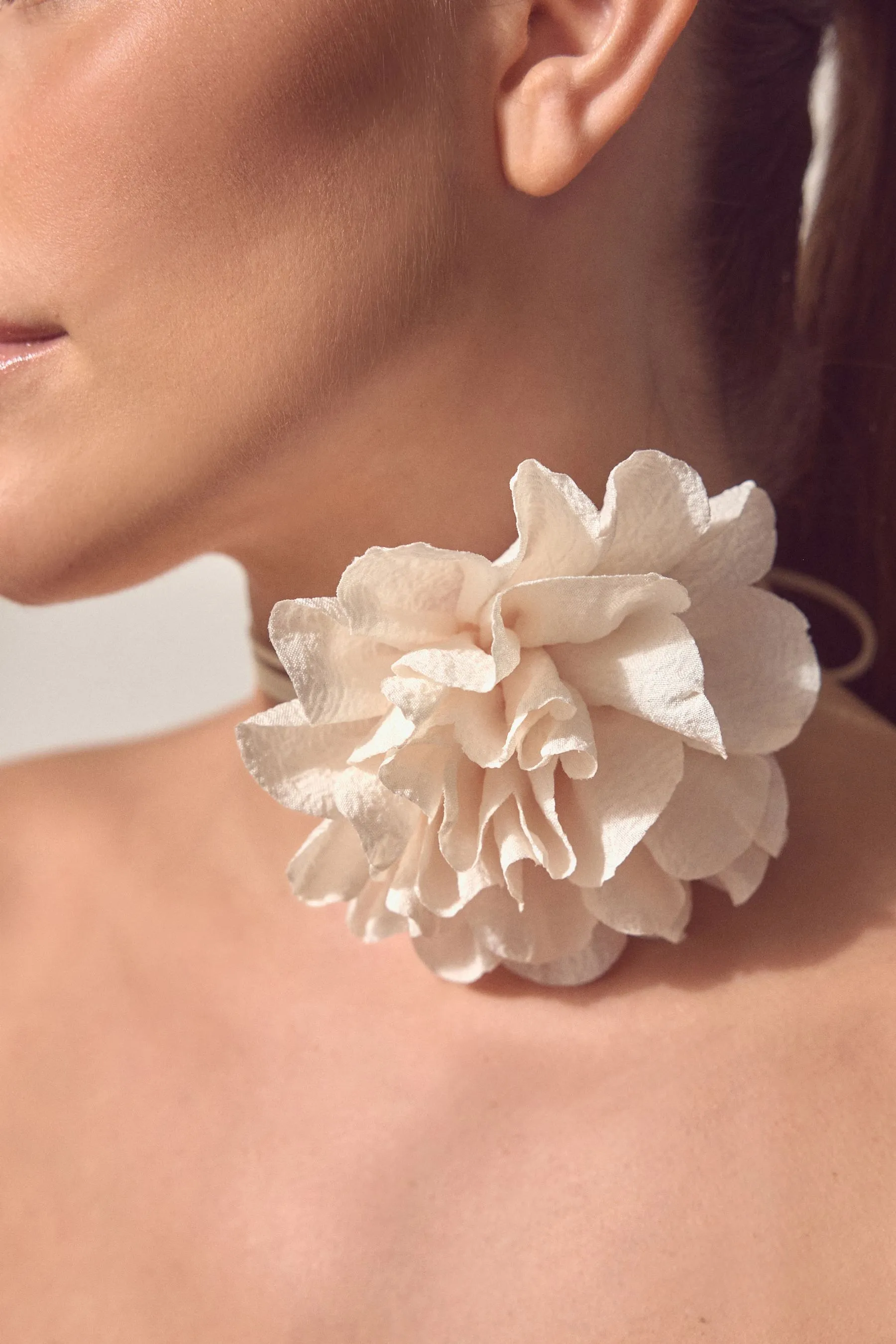 Collana floreale a collarino con fiori