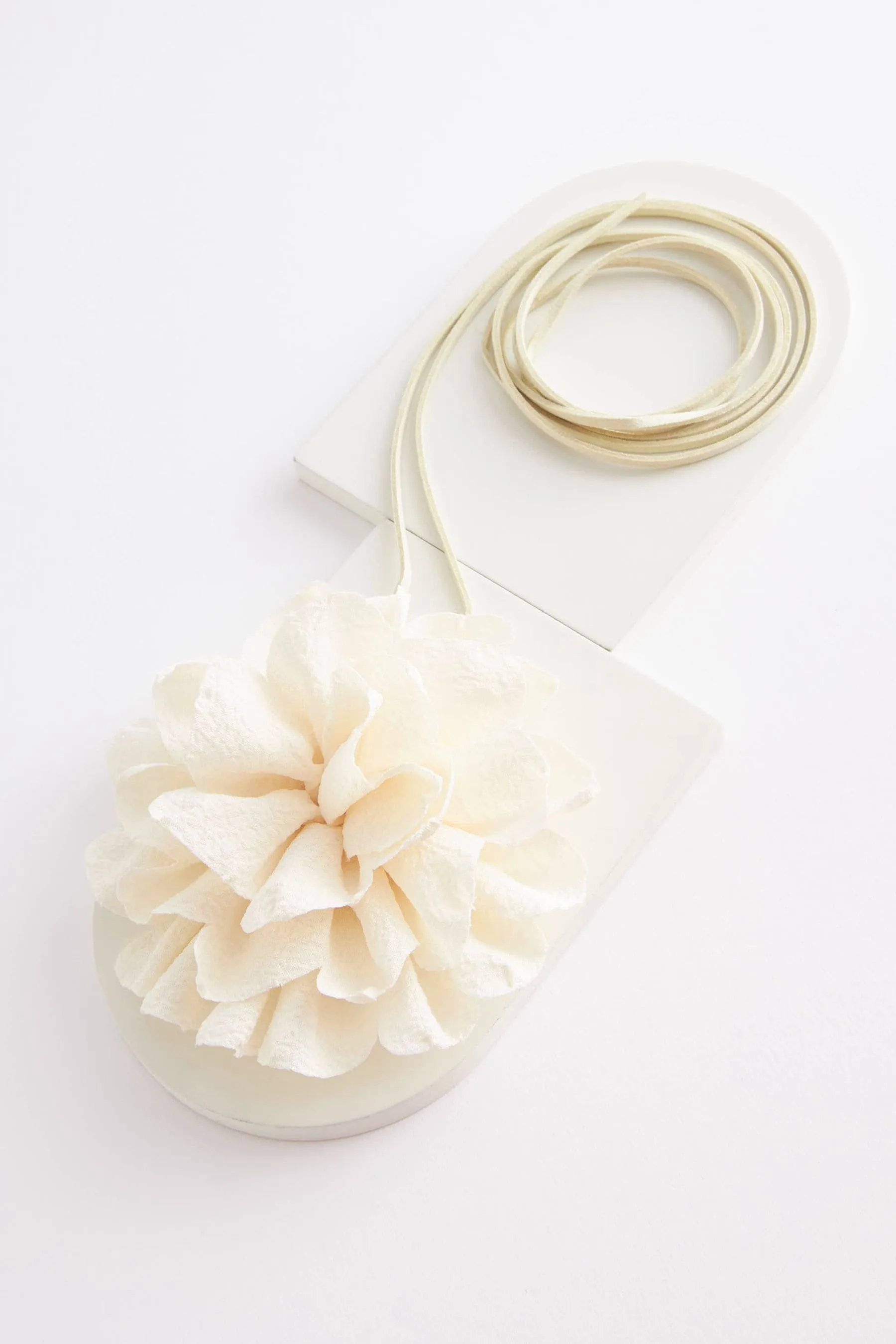 Collana floreale a collarino con fiori