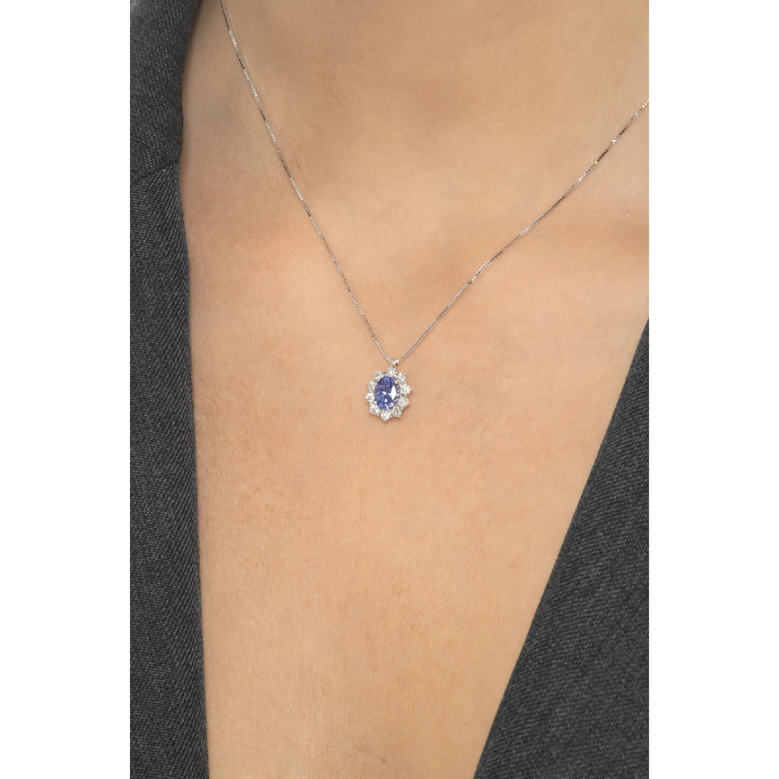 Collana in oro bianco 18k e pendente con tanzanite ovale e diamanti