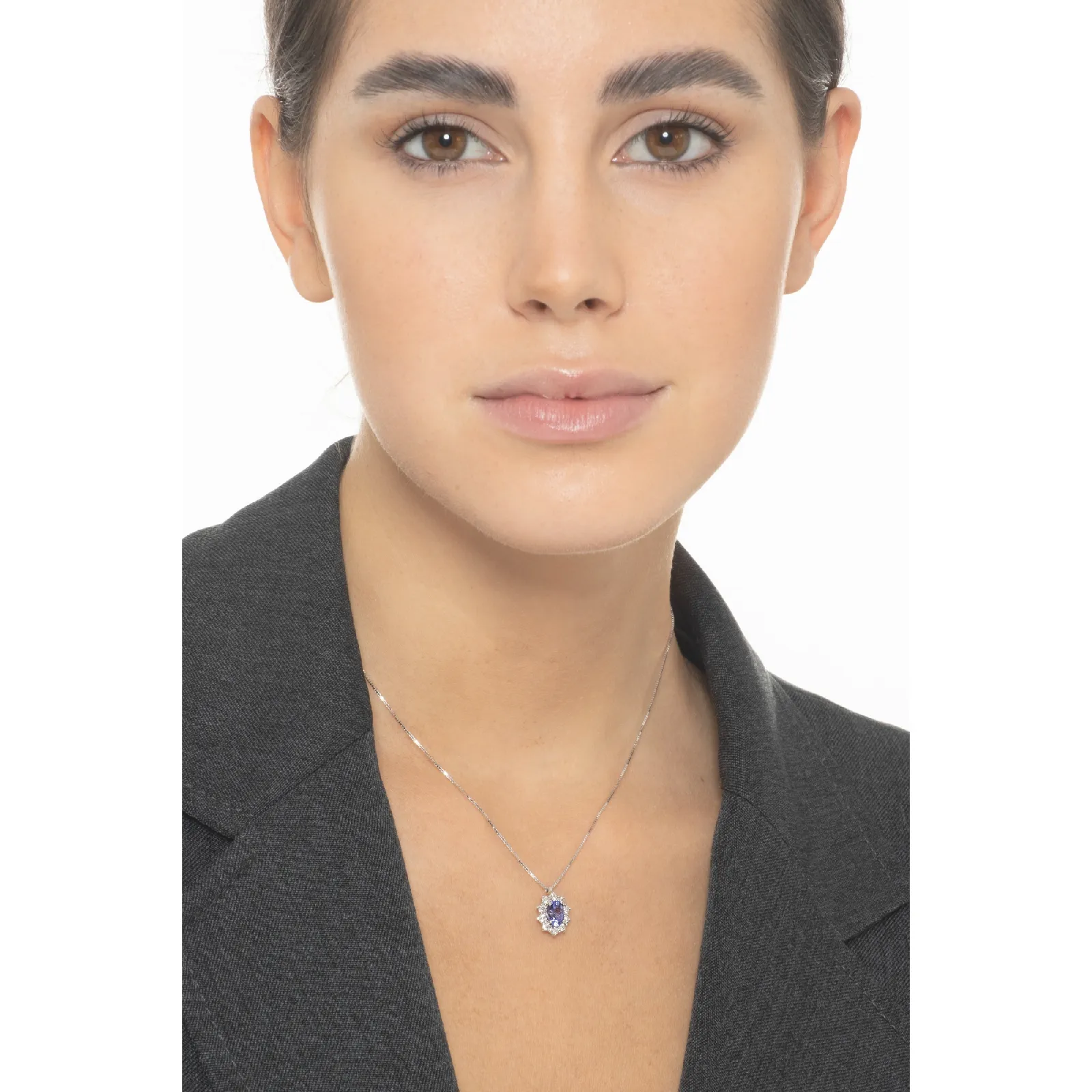 Collana in oro bianco 18k e pendente con tanzanite ovale e diamanti