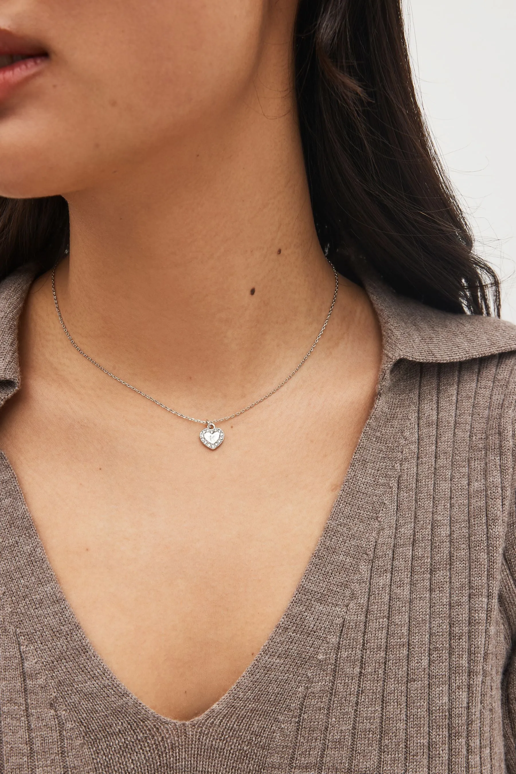 Colore argento  - Collana con iniziale a cuore