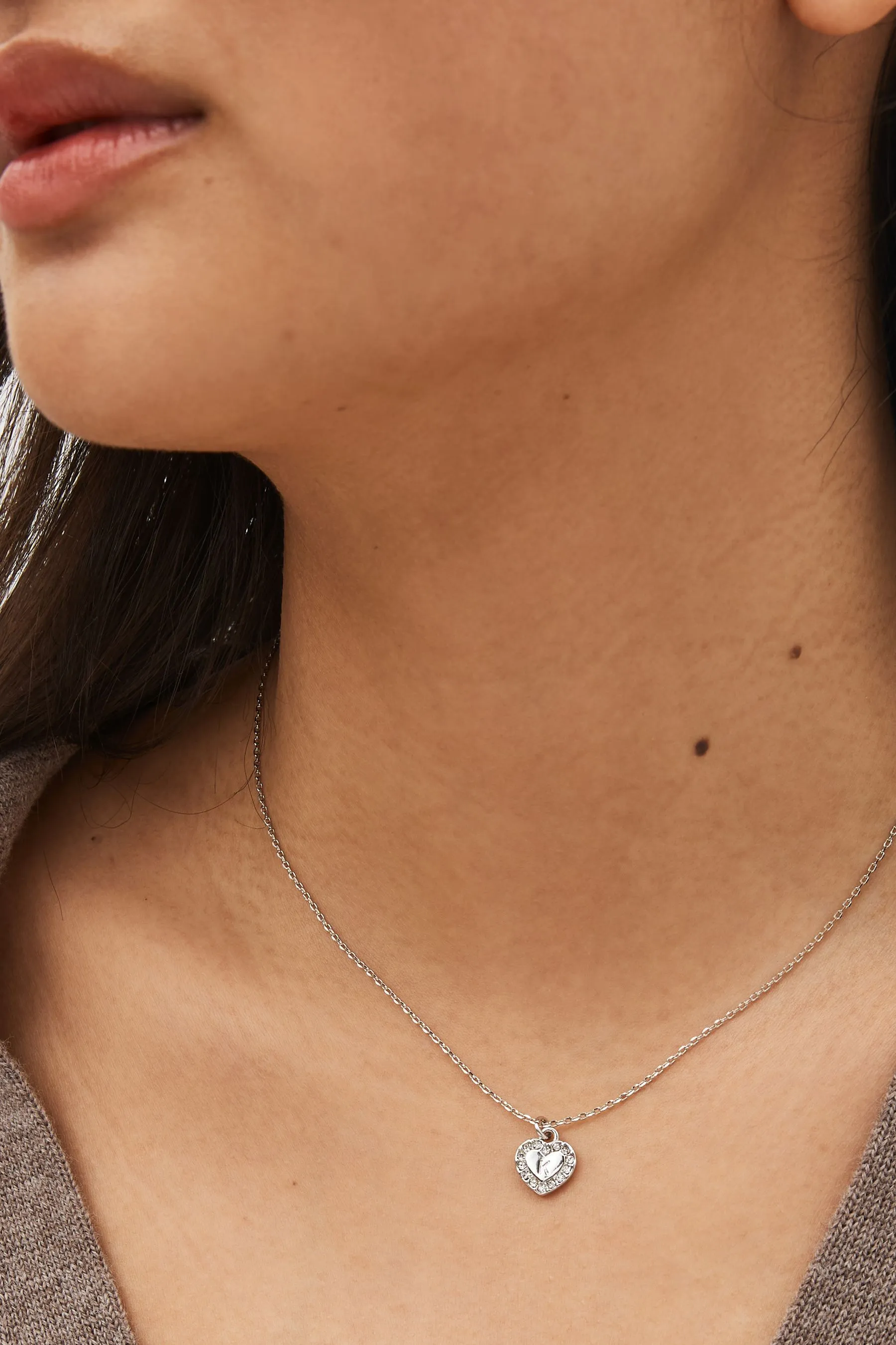 Colore argento  - Collana con iniziale a cuore