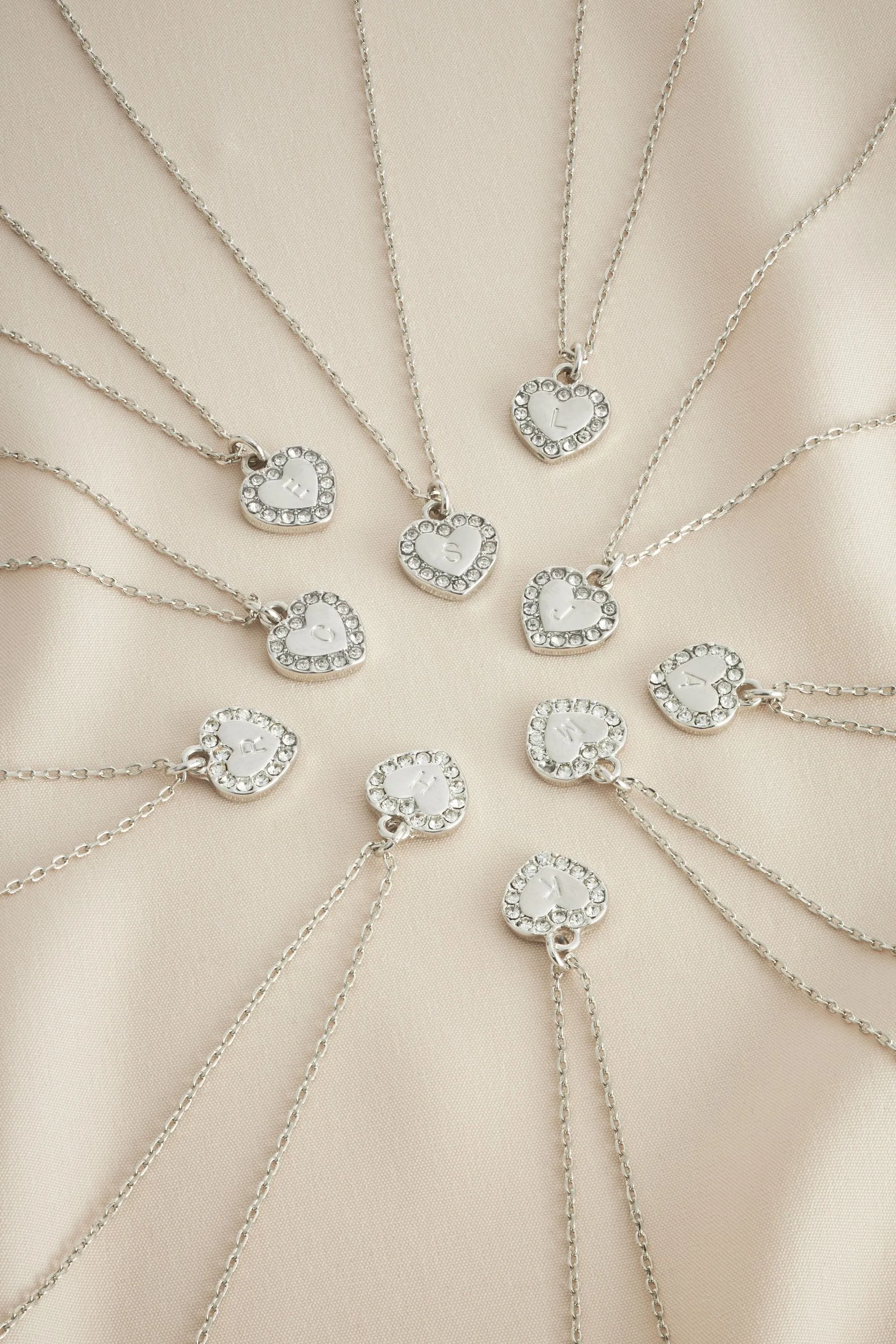 Colore argento  - Collana con iniziale a cuore