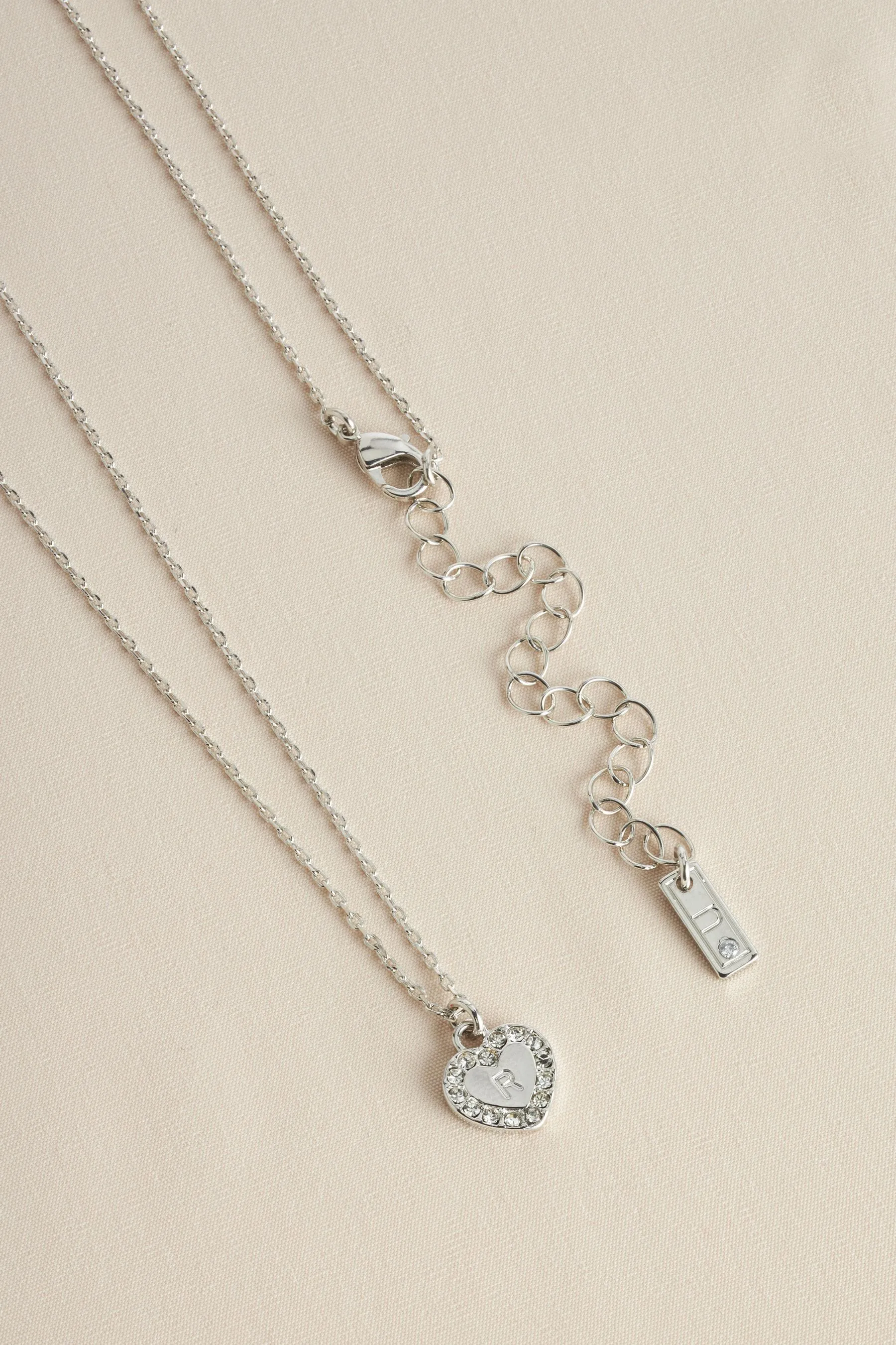 Colore argento  - Collana con iniziale a cuore