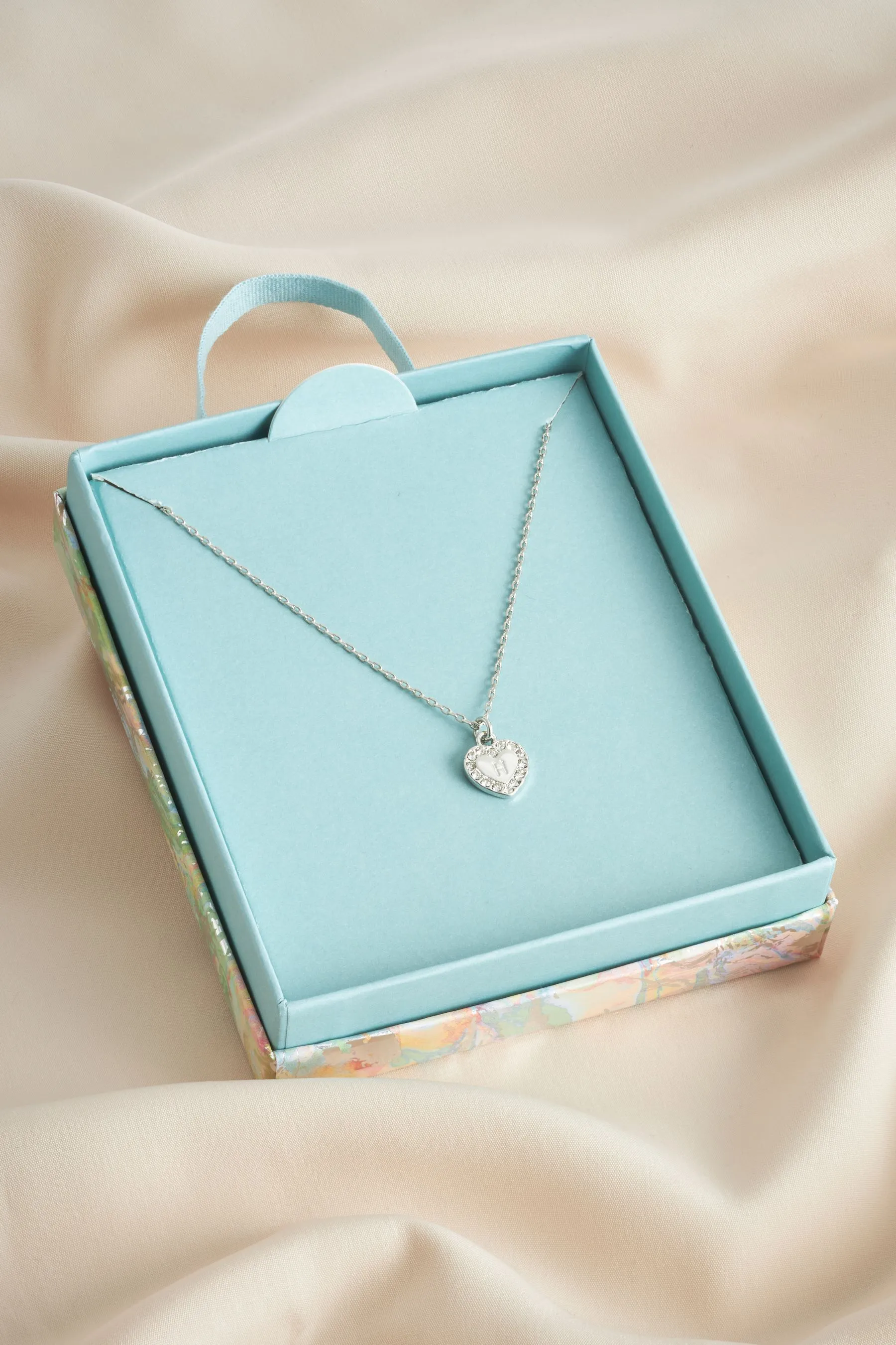 Colore argento  - Collana con iniziale a cuore