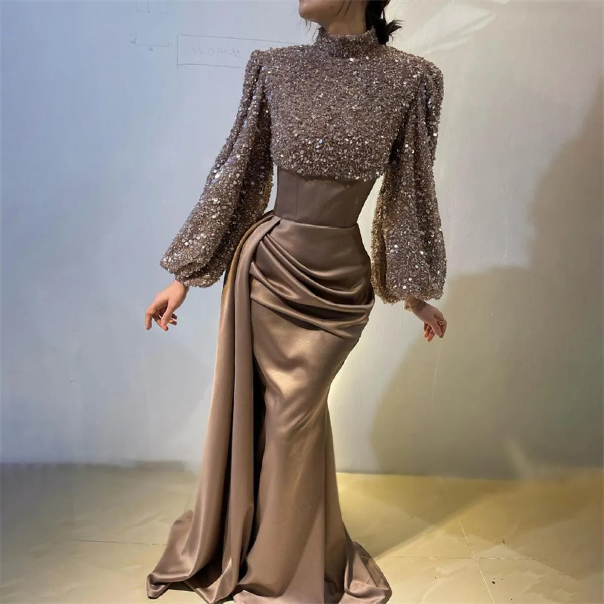 Eleganti abiti da sera a sirena glitterati collo alto con paillettes pieghe maniche a lanterna abito da ballo scintillante sposa