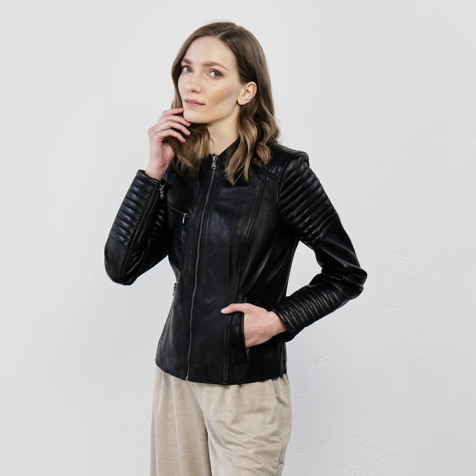 Giacca nera in vera pelle con tasche e zip