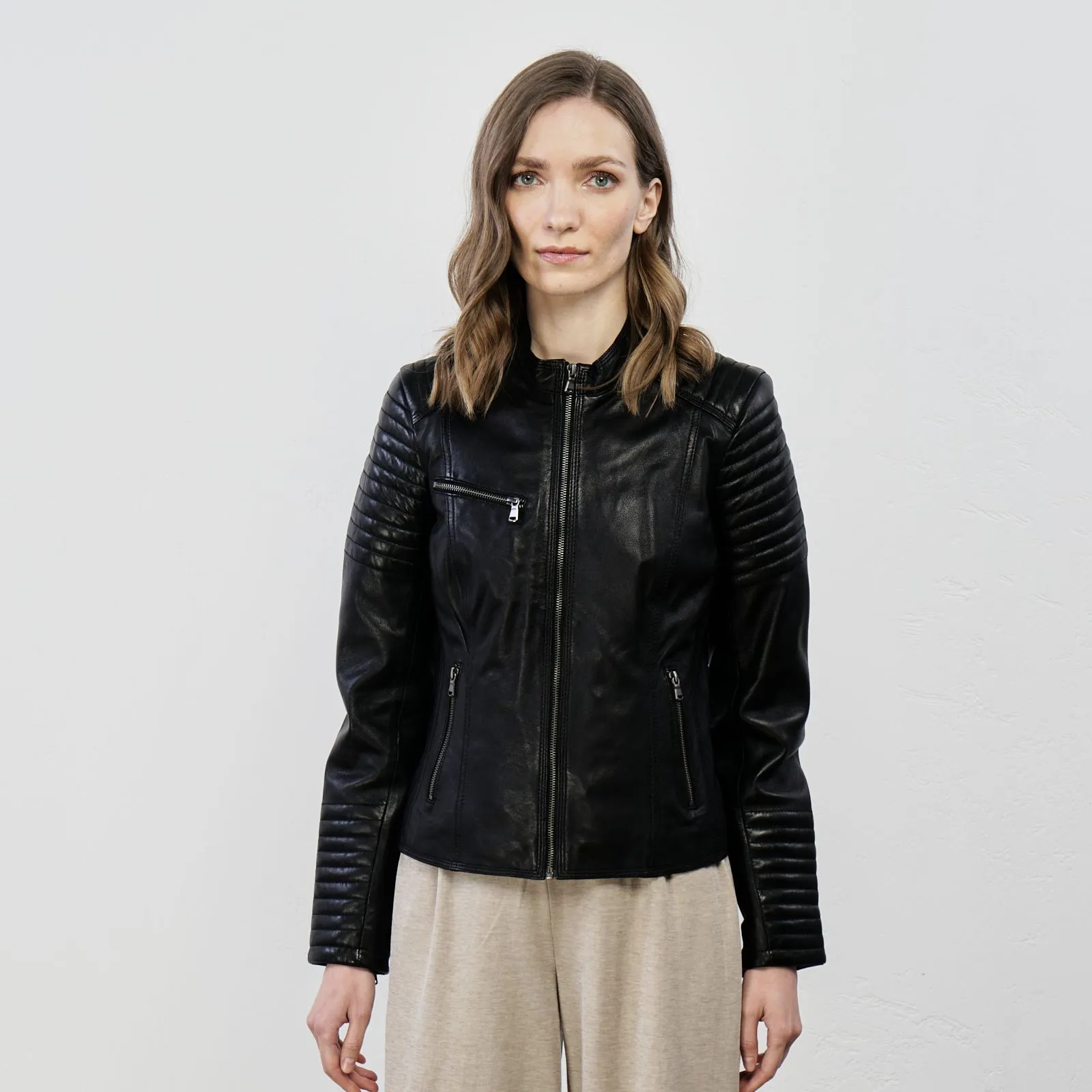 Giacca nera in vera pelle con tasche e zip