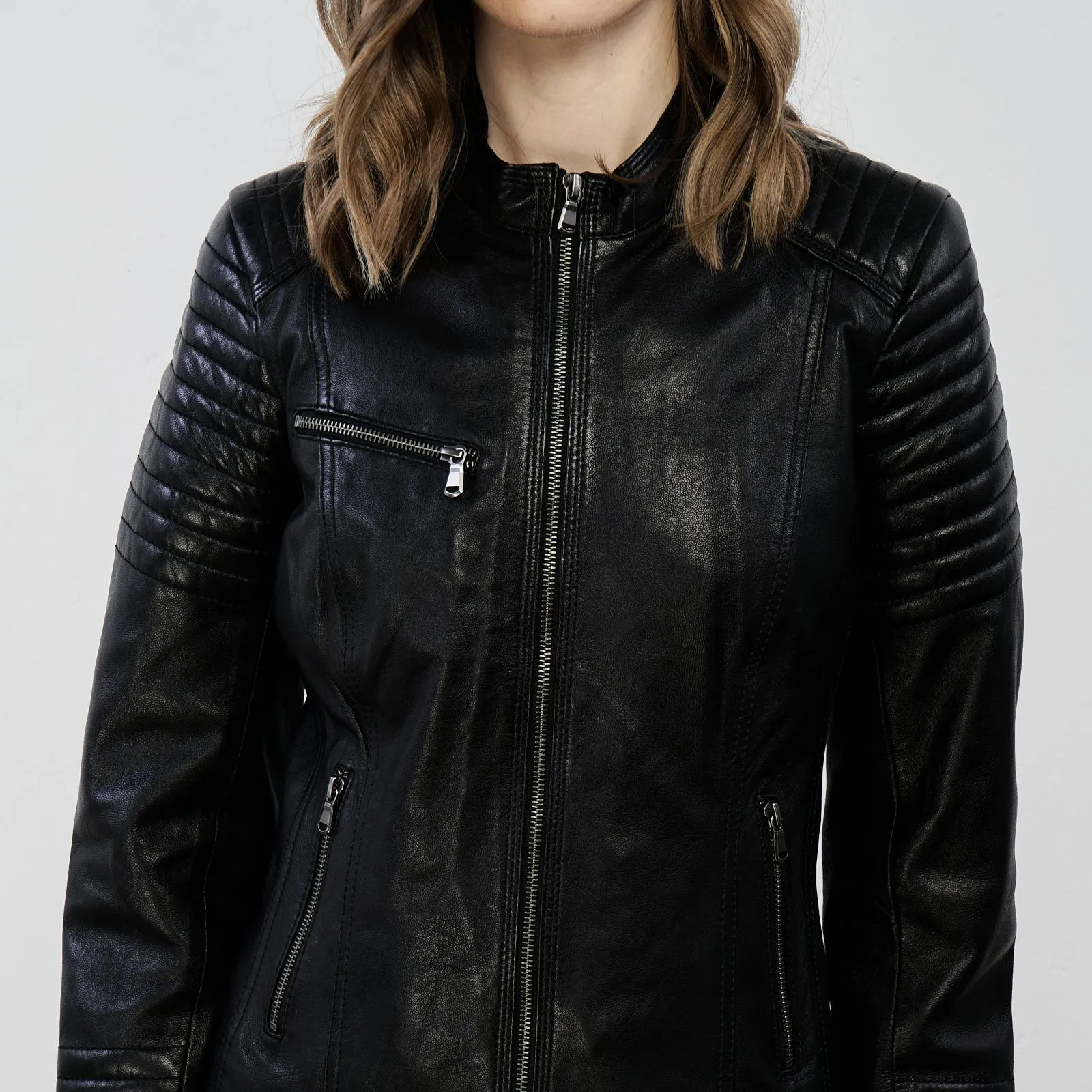 Giacca nera in vera pelle con tasche e zip