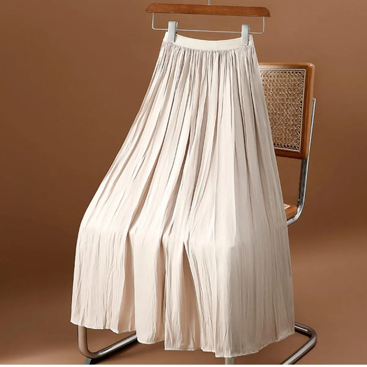 Gonna lunga setosa dal design di lusso da donna con tasche Gonne a battente a pieghe nere a vita alta elastica moda 2023 Estate