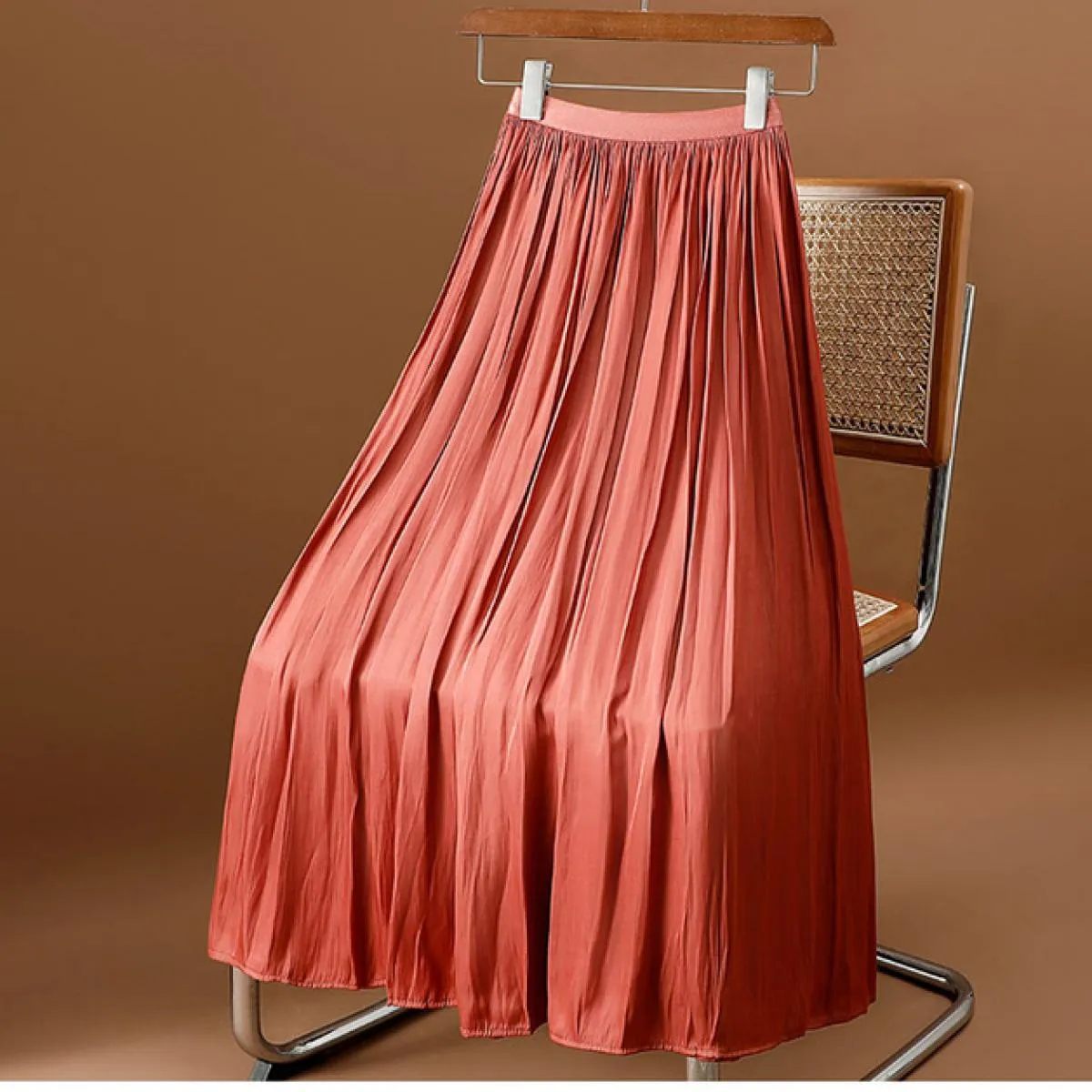 Gonna lunga setosa dal design di lusso da donna con tasche Gonne a battente a pieghe nere a vita alta elastica moda 2023 Estate