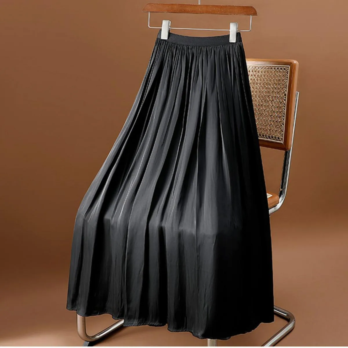 Gonna lunga setosa dal design di lusso da donna con tasche Gonne a battente a pieghe nere a vita alta elastica moda 2023 Estate