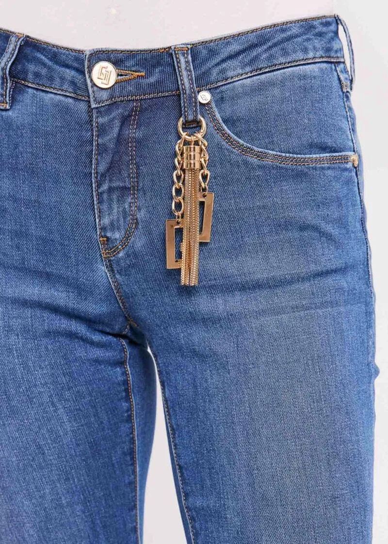Jeans bootcut con charms