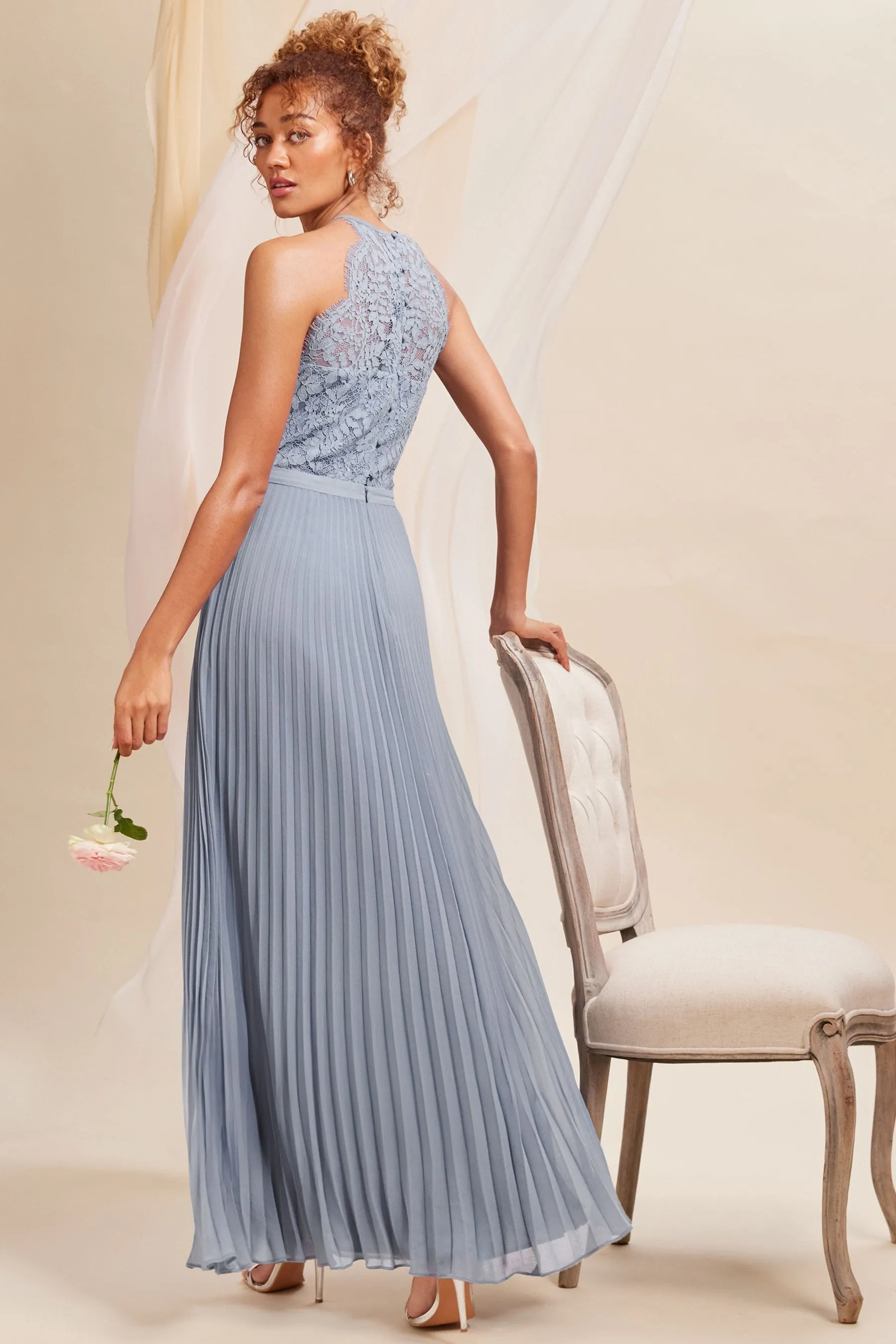 Love & Roses - Abito maxi da damigella a pieghe con inserto in pizzo