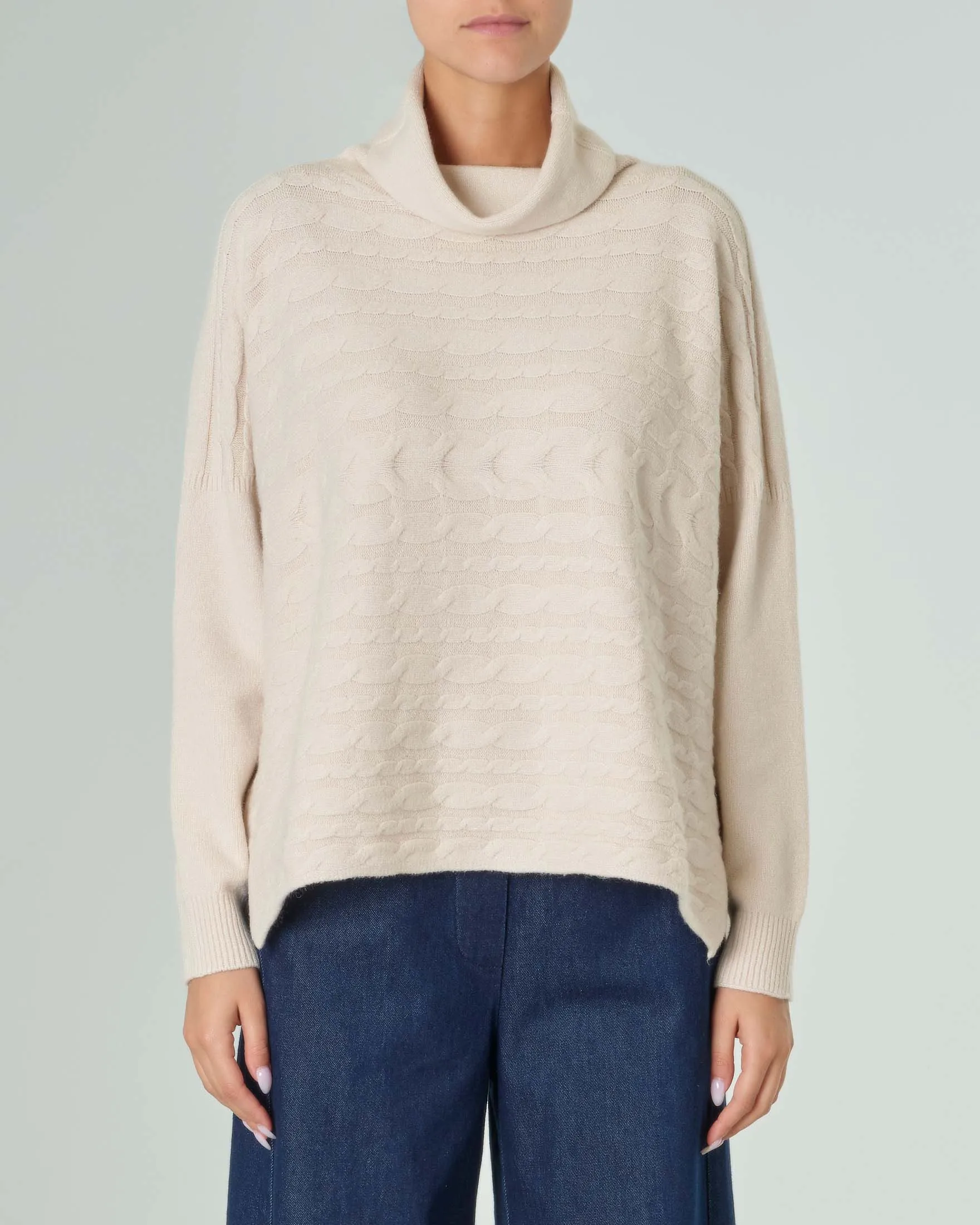 Maglia beige in misto viscosa a trecce con collo a ciambella
