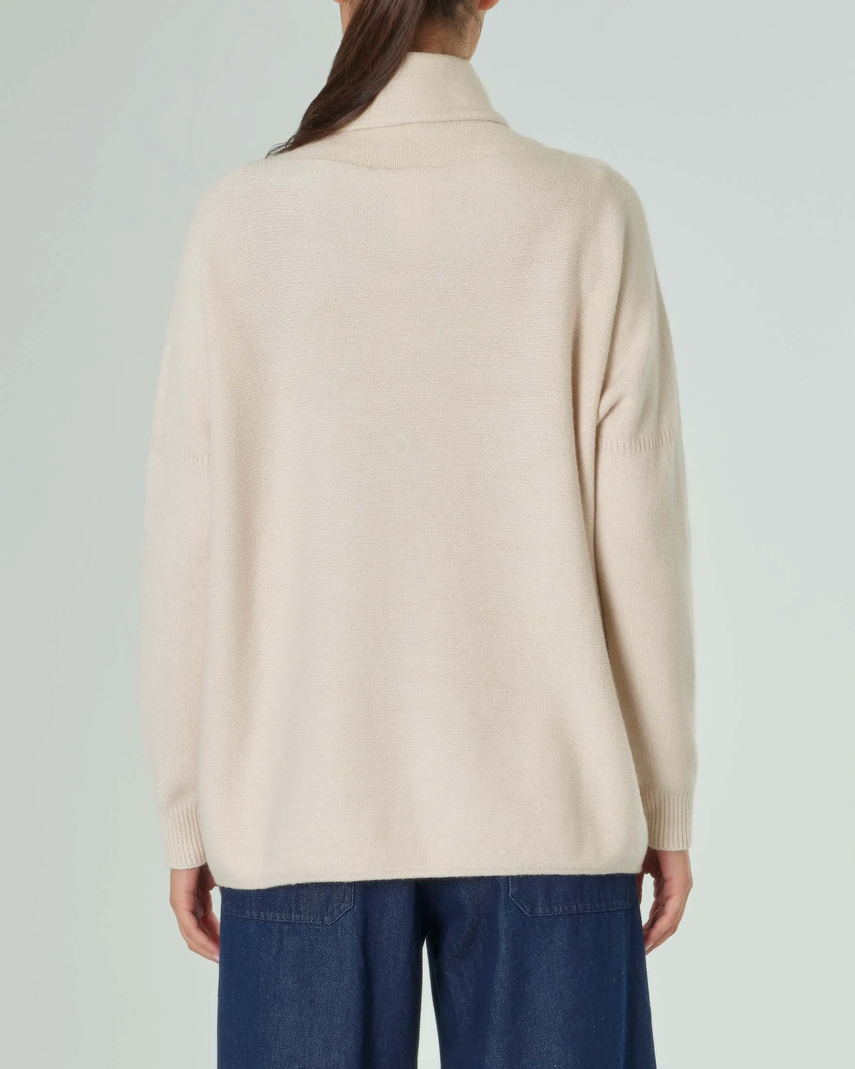 Maglia beige in misto viscosa a trecce con collo a ciambella