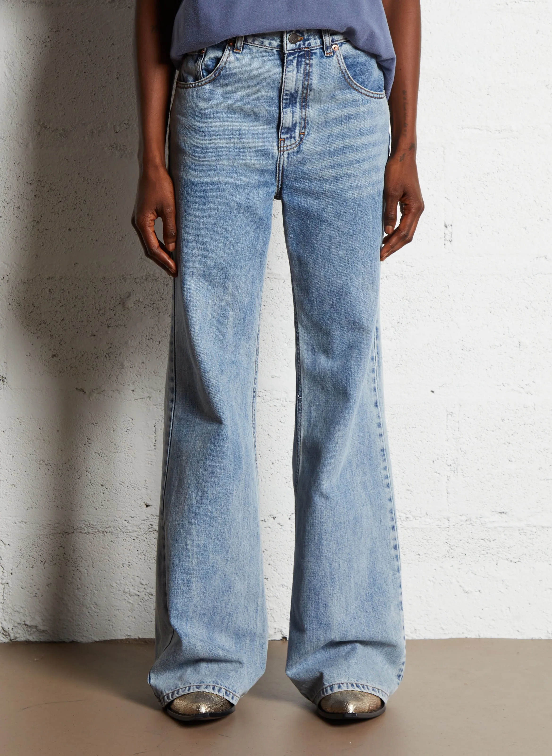  MARGAUX LONNBERG   TYLER - Jeans flare in cotone délavé | 