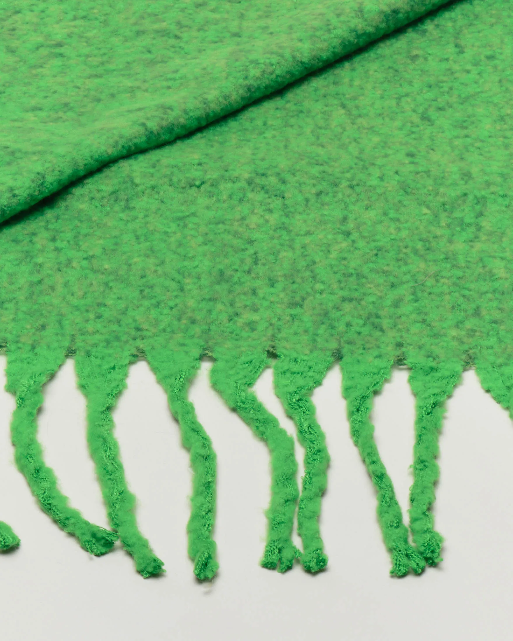 Maxi sciarpa verde melange in maglia effetto bouclè con frange al fondo