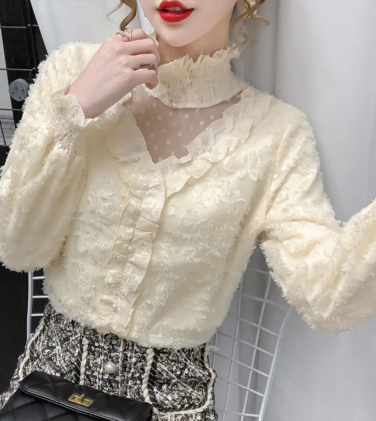 Nuova camicia con fondo in pizzo con cuciture a rete Camicia vintage con maniche svasate a pieghe autunno e inverno