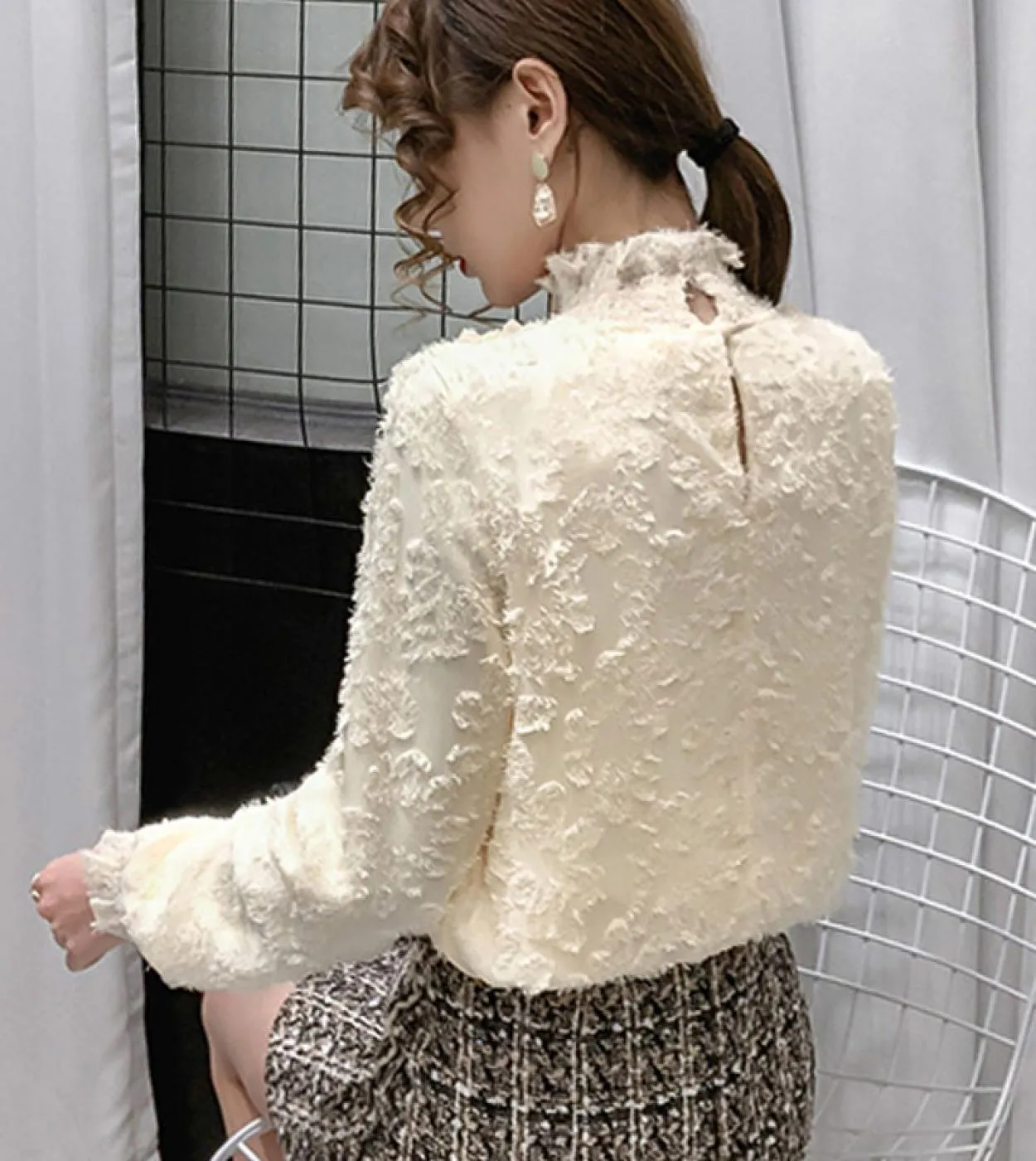 Nuova camicia con fondo in pizzo con cuciture a rete Camicia vintage con maniche svasate a pieghe autunno e inverno