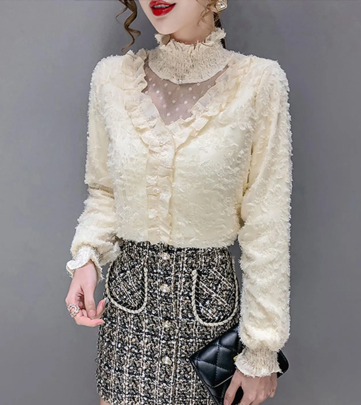 Nuova camicia con fondo in pizzo con cuciture a rete Camicia vintage con maniche svasate a pieghe autunno e inverno