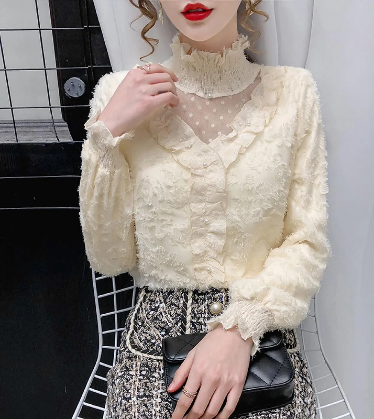 Nuova camicia con fondo in pizzo con cuciture a rete Camicia vintage con maniche svasate a pieghe autunno e inverno