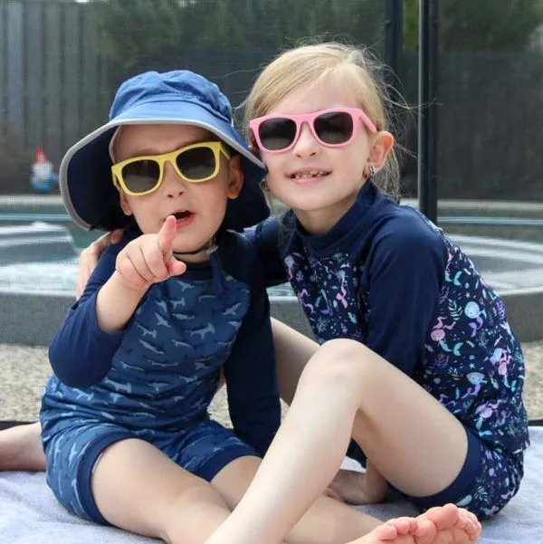 Occhiali da sole per bambini Jan e Jul con lente scura in vari colori