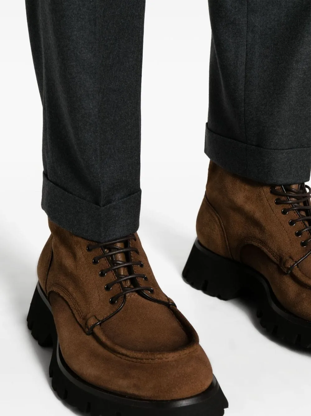 Pantaloni affusolati con pieghe in grigio - uomo