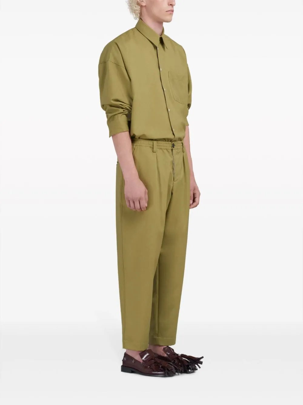 Pantaloni affusolati con pieghe in verde - uomo