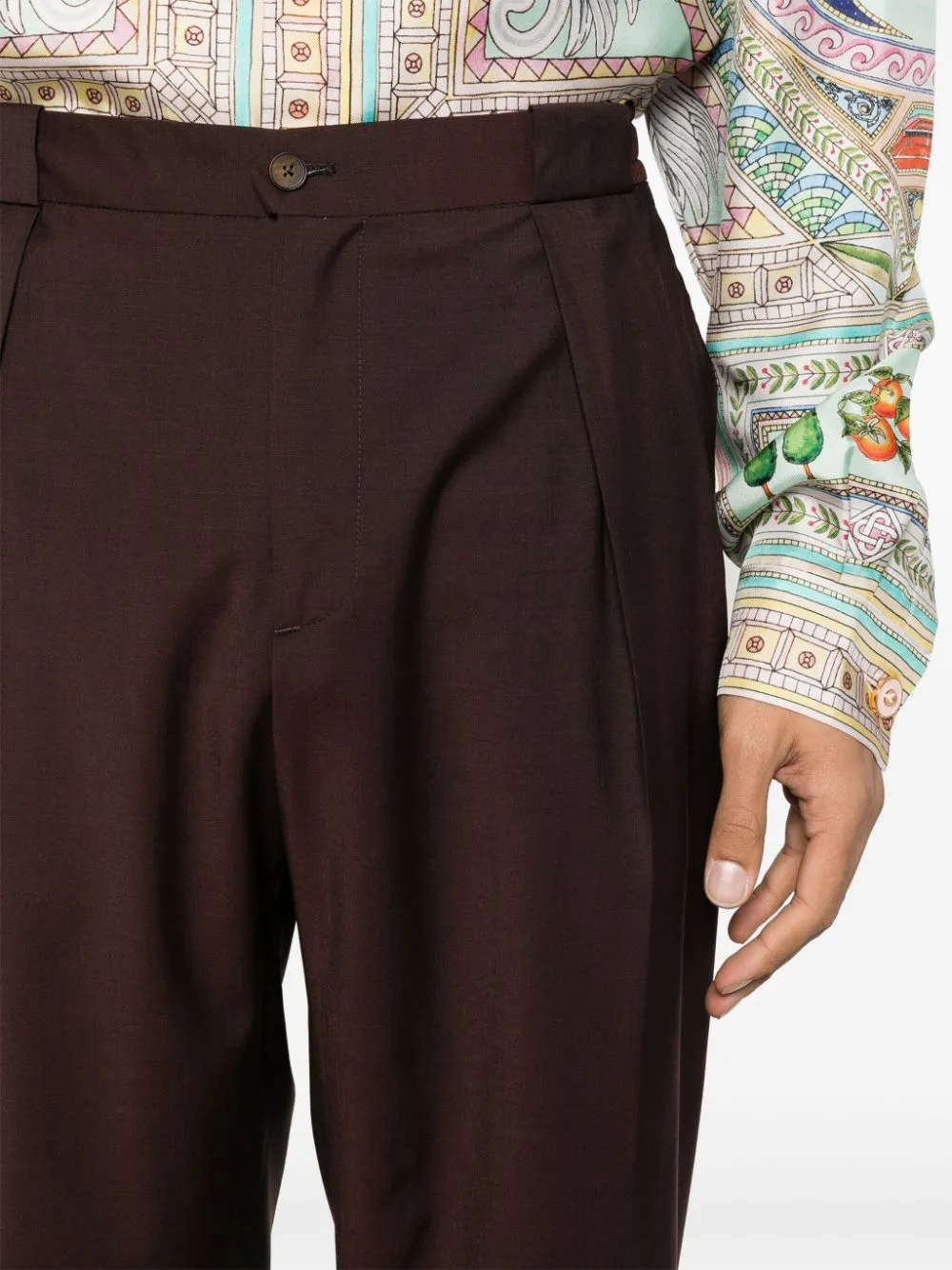 Pantaloni con pieghe in marrone - uomo