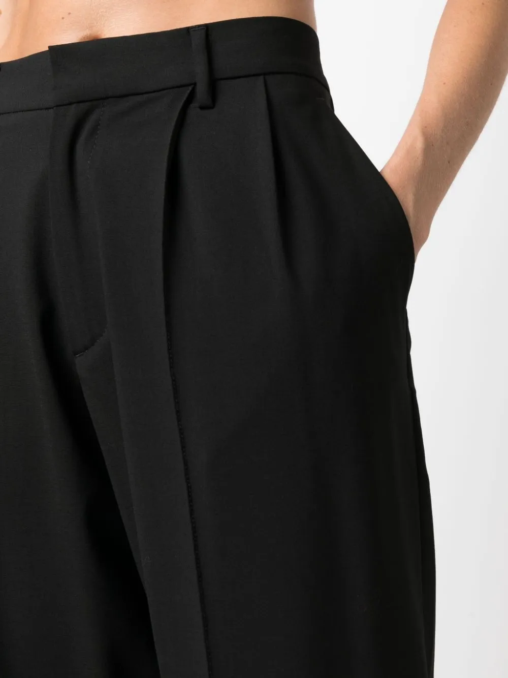 Pantaloni con pieghe in nero - donna
