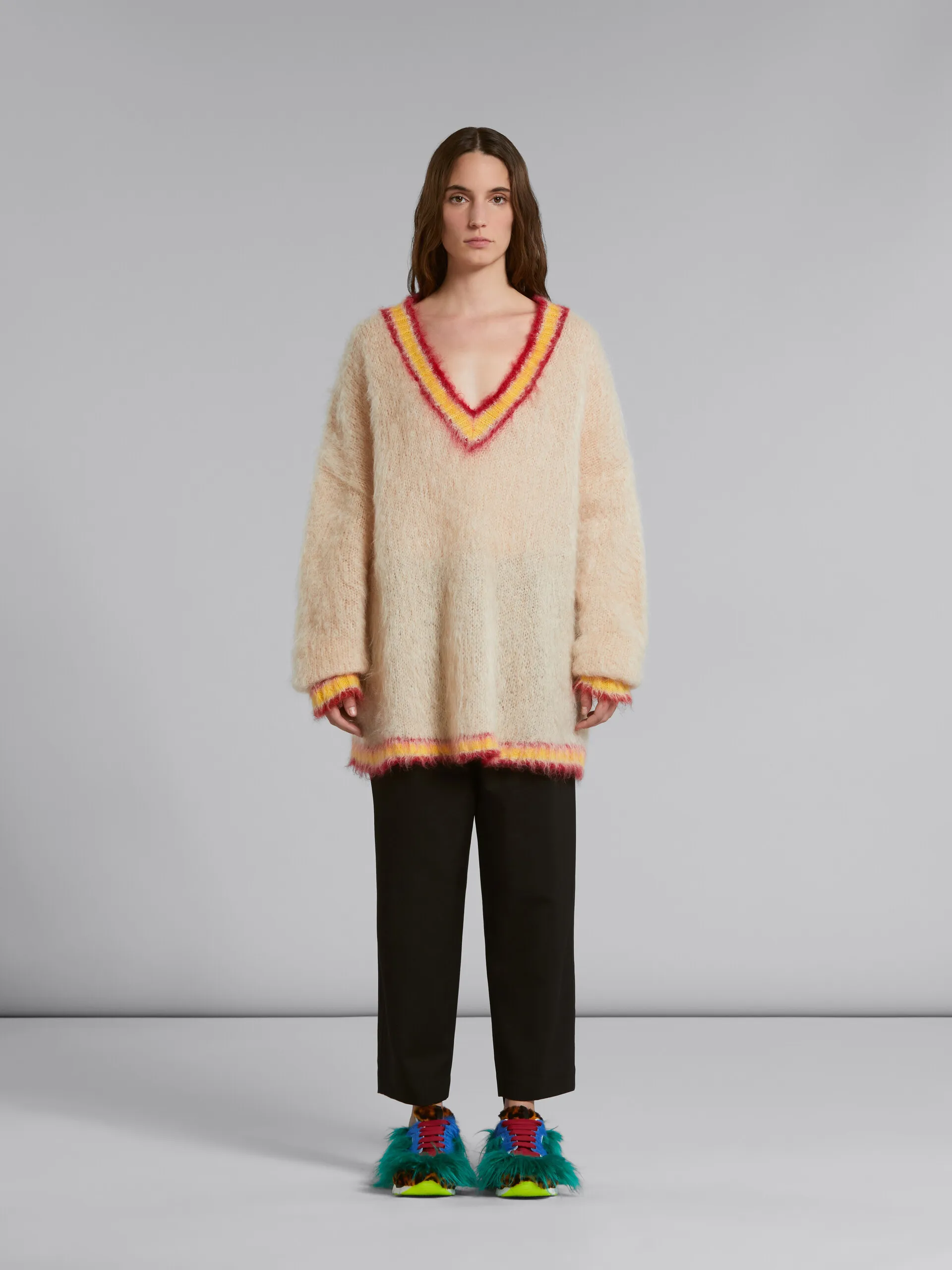 Pantaloni in lana nera con pieghe sul davanti