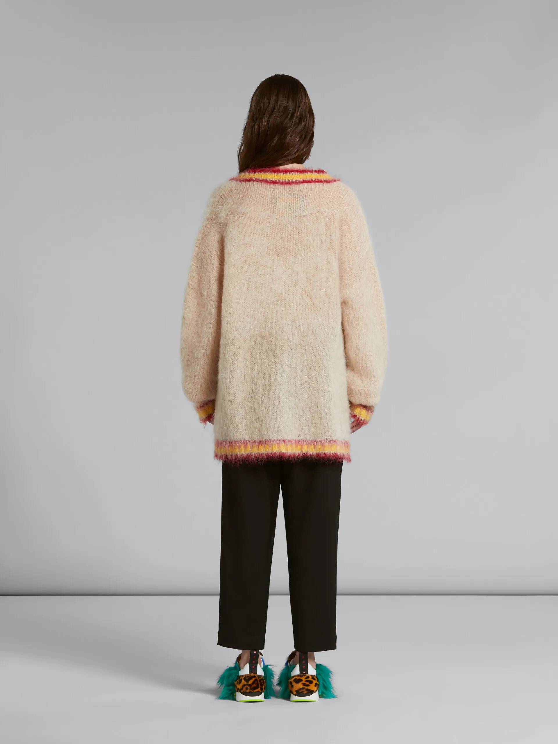 Pantaloni in lana nera con pieghe sul davanti