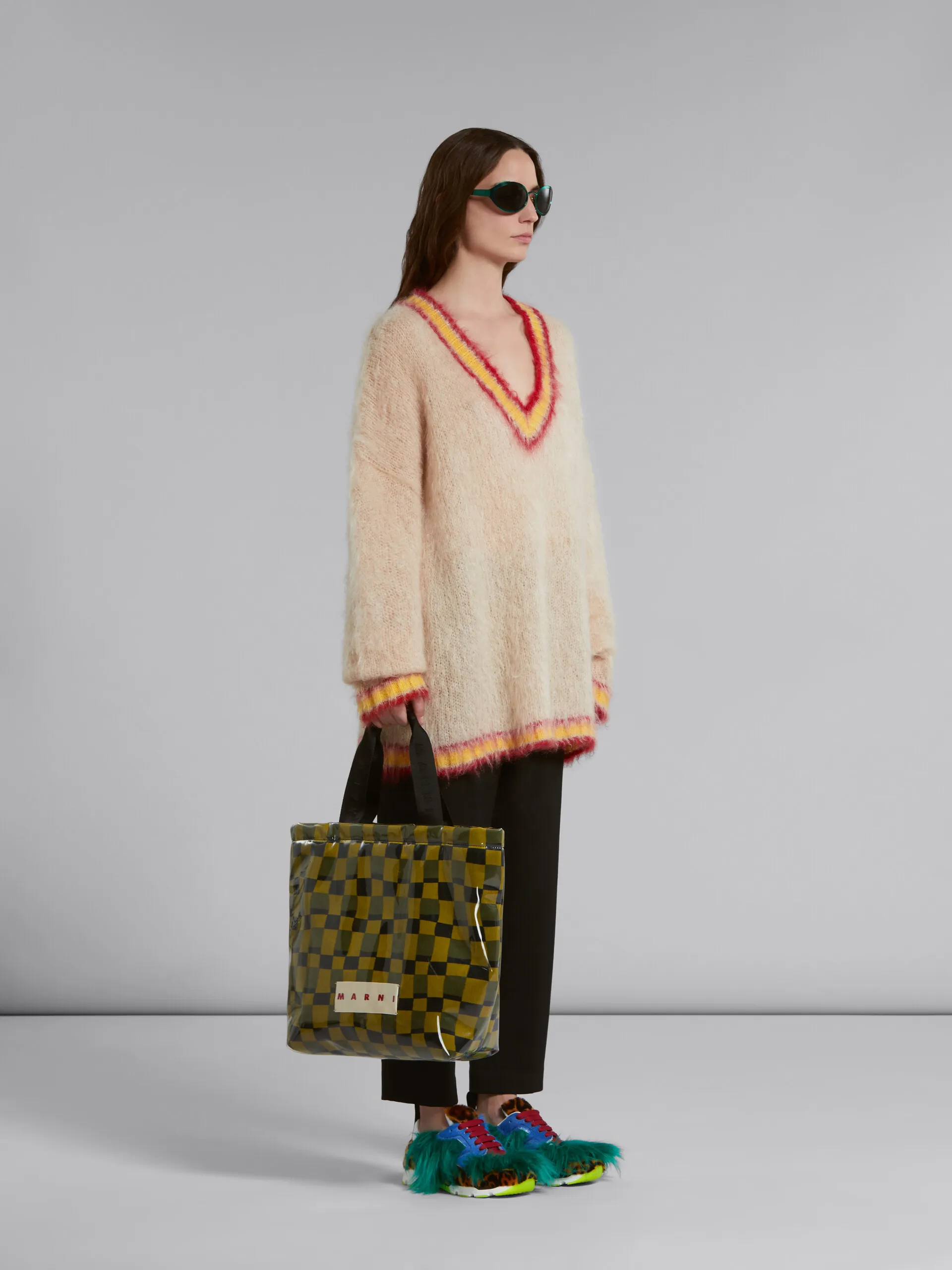 Pantaloni in lana nera con pieghe sul davanti