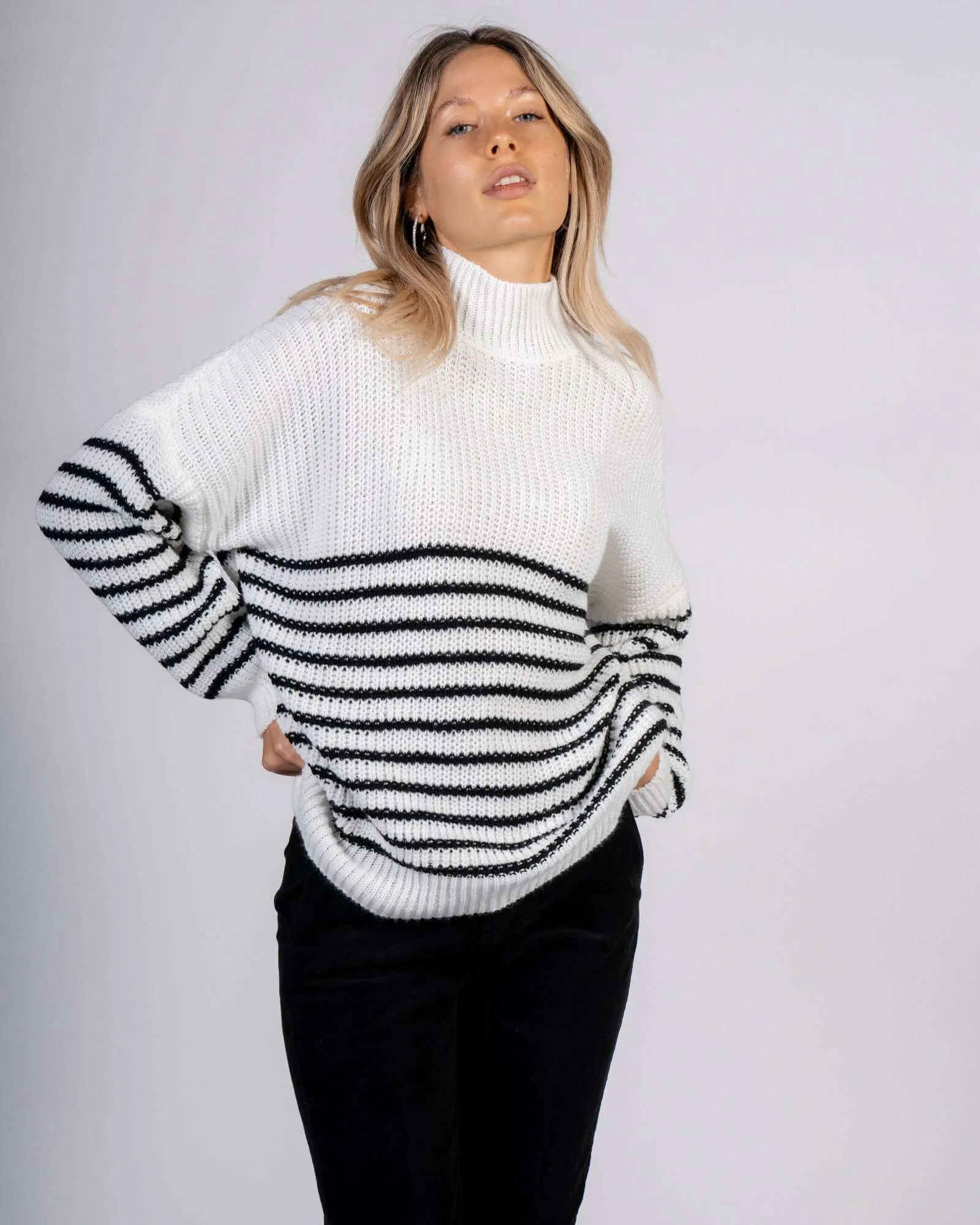 Pullover a righe bianco e nero