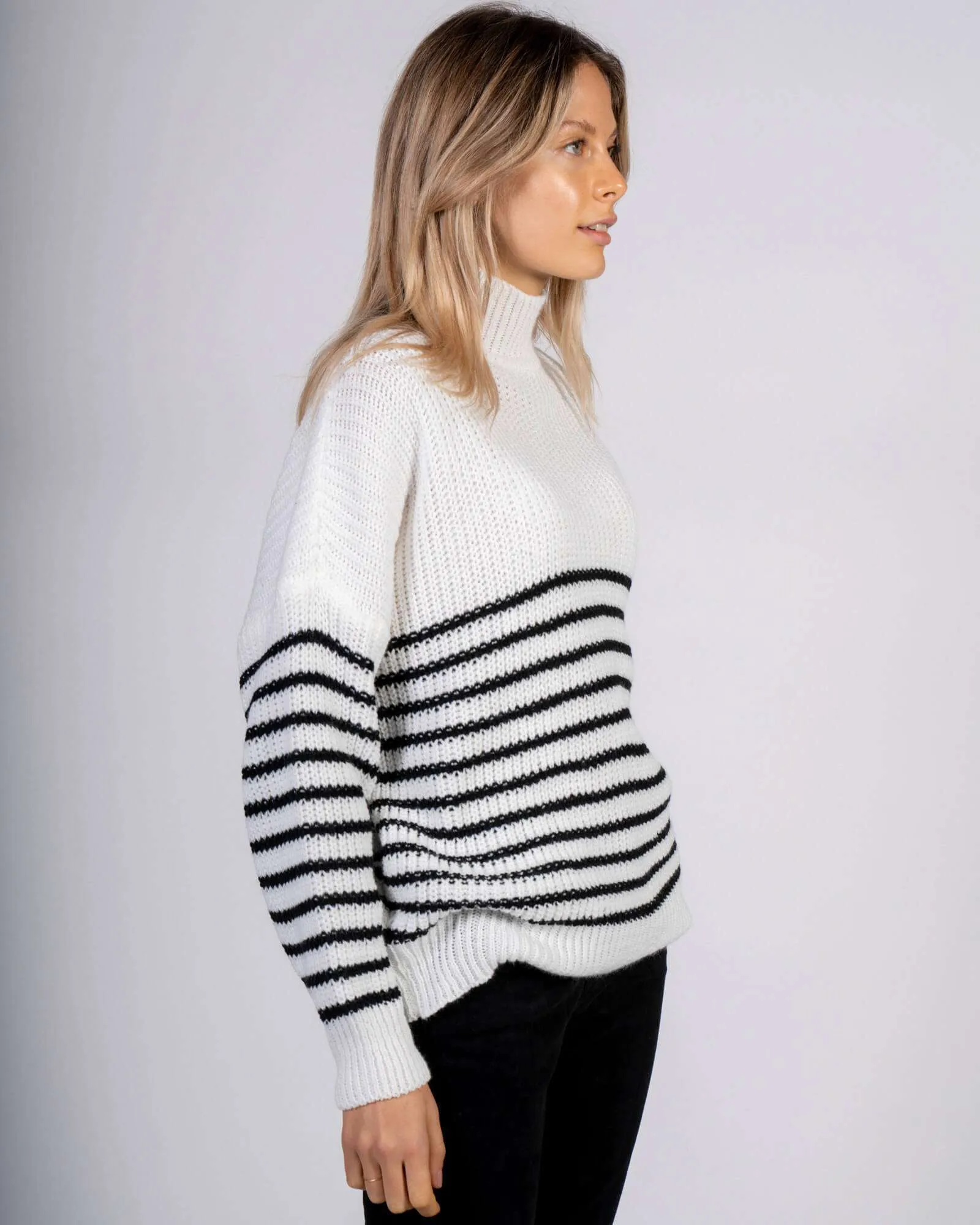 Pullover a righe bianco e nero
