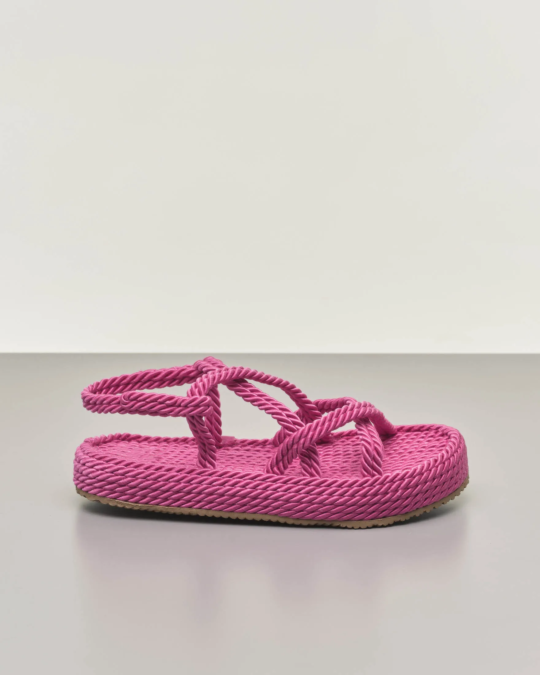 Sandali fucsia in corda intrecciata con suola alta e doppie fascette incrociate