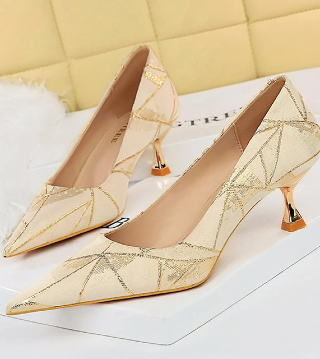 Scarpe da donna Décolleté Tacchi da gattino Scarpe con tacco medio Scarpe a punta 2023 Tacchi da donna