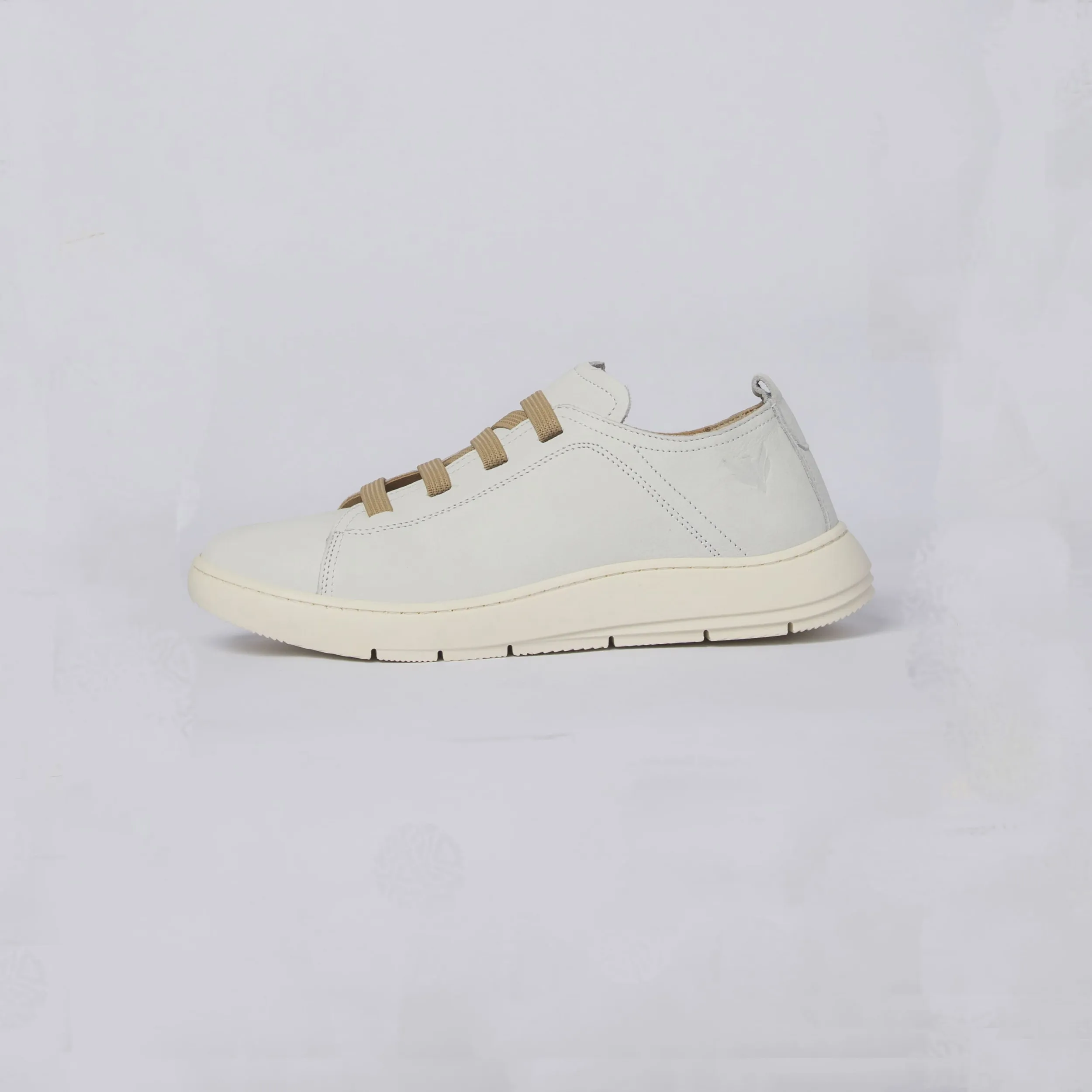 Sneakers in pelle con lacci elastici