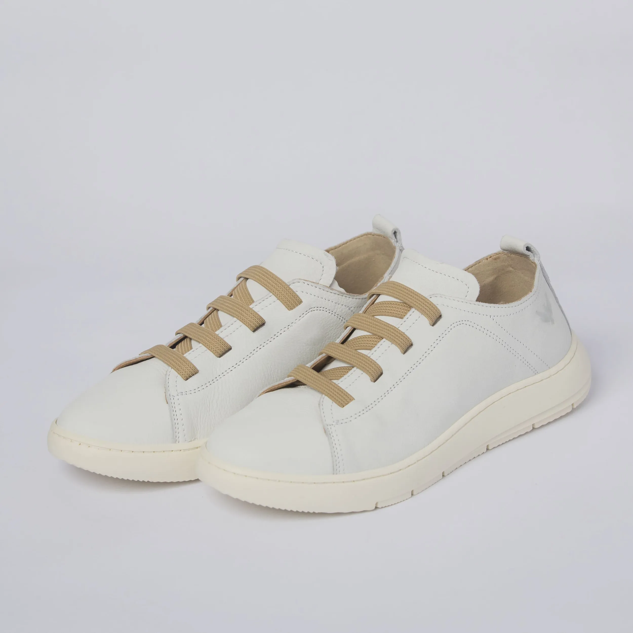 Sneakers in pelle con lacci elastici