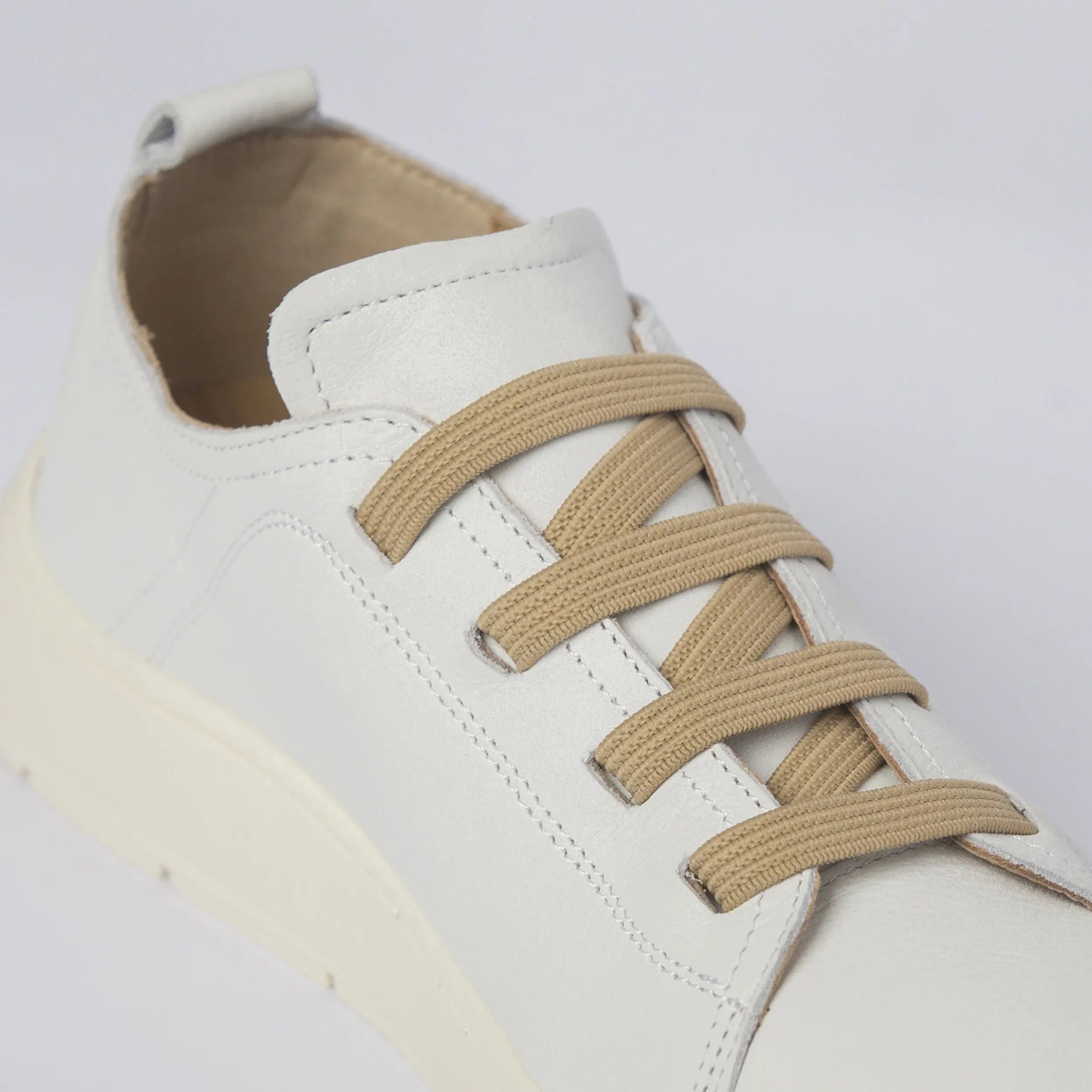 Sneakers in pelle con lacci elastici